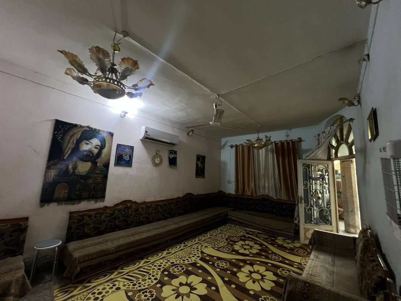 السلام عليكم دار طابو صرف للبيع موقع مميز قرب محطه الغاز المساحه 322م دار قديم صالح للسكن مع مشتمل ضمن الدار سعر المتر مليون وربع مع المجال للتواصل خاص او الاتصال ***********
