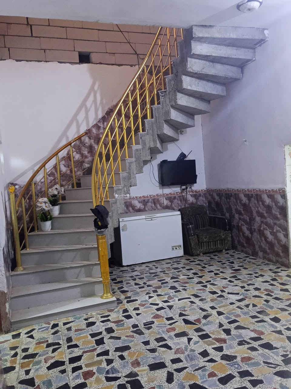 السلام عليكم بيت للبيع مكانه حي السيدة زينب شارع الحوراء مقابل مستشفى الحوراء البيت عله شارعين مساحته 180 بل طابو 150 باقي التفاصيل عله هاذ الرقم اتصل لا تراسلني.***********
