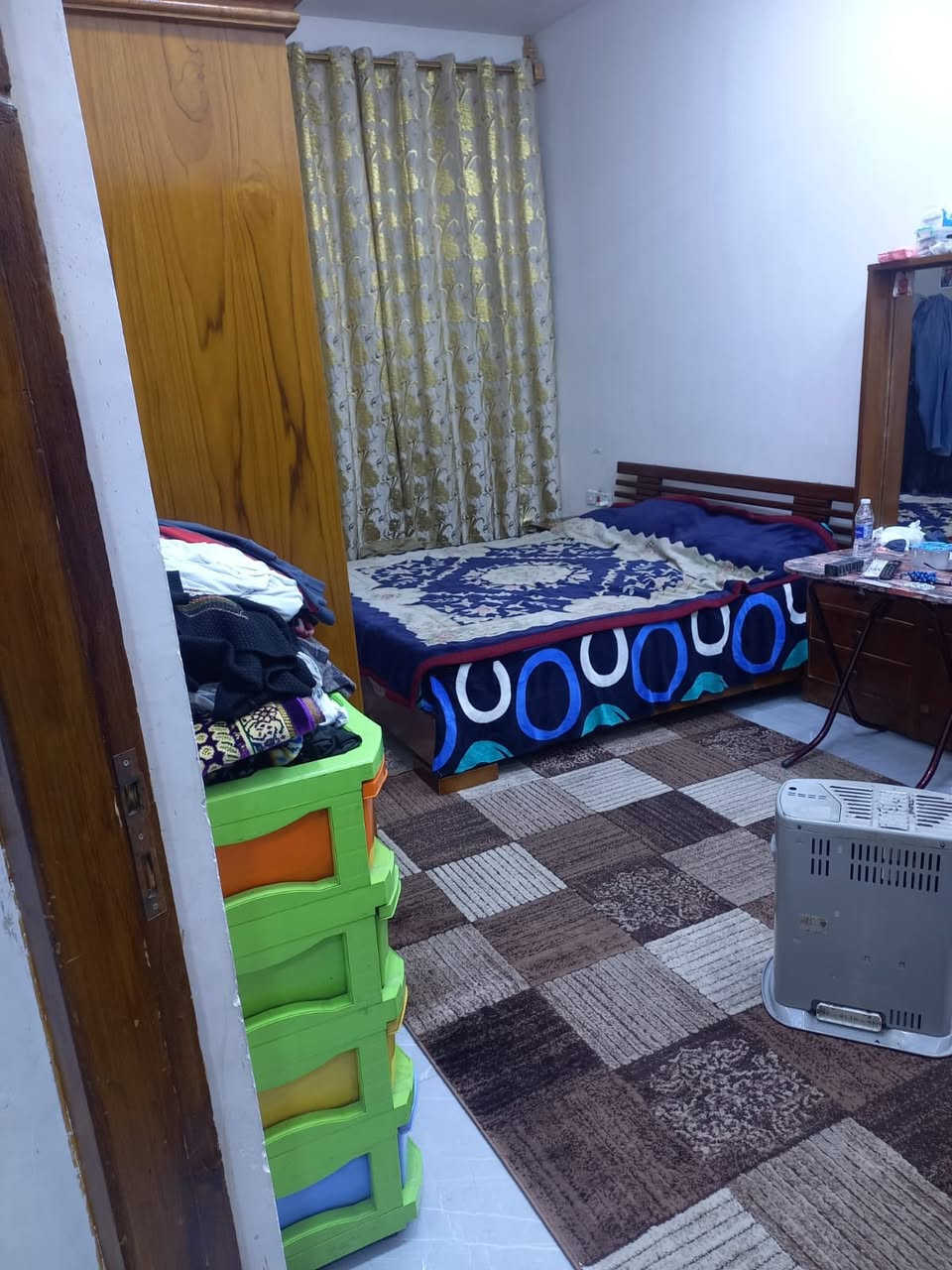 السلام عليكم بيت للبيع بسكينه الزراعي مساحه 100  مقاطعه 2/9 سند 25 فرع صيدليه هاله وليد 
بيت نظيف جدا بناء قبل سنتين كامل الخدمات ومقرنص 
للاتصال / ***********
السعر 110 وبي مجال بسيط
