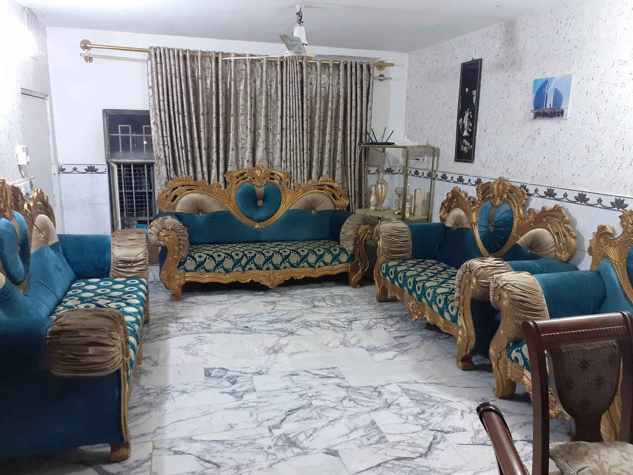 دار للبيع ٢٠٠م واجهة ١٠م نزال٢٠م الواقع في حي الرسالة الاولى مقابيل مدينة العاب السيدية شارع الصيدلية الفرع الخامس طابقين بناء قديم الطابق الأرضي كله مرمر  والحائط سيراميك يحتوي على ٣ غرفة نوم ٣ مطبخ ٢ هول ٣ صحيات أستقبال كبيرة مع مشتمل صغير في الحديقة وصحيات هاتف *********** واتساب *********** وبأسم شخص واحد والسعر٣٥٠مليون بي مجال
