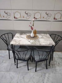 ميز طعام  الطول ١٠ والعرض٨٠ والسعر ١٢٠ تواصلكم معانه وتساب 07782216491