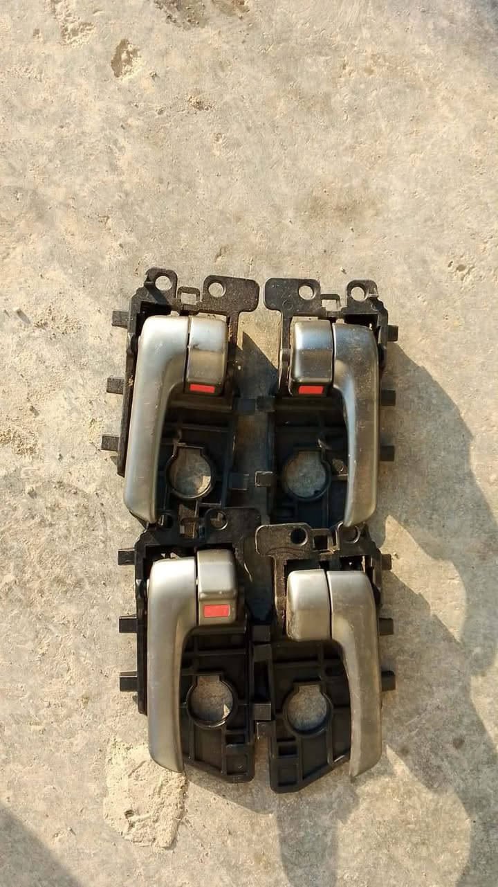 غراض سيراتو تفصيخ حاويه من موديل ٩ الى ١٣ والنترا من ٧الى ١١ يوجد توصيل جميع المحافظات 5000الف الاستفساررًالاتصال عل الرقم *********** الحجز واتساب أو خاص مصطفى موسى
