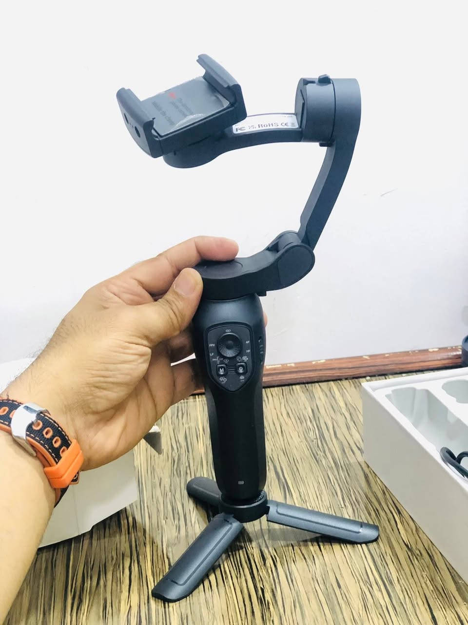 هذا الجهاز هو مانع اهتزاز (Gimbal) للهواتف الذكية من نوع Comitok L7C Pro، ويتميز بخاصية التتبع بالذكاء الاصطناعي (AI Tracking)
أهم مميزات الجهاز:
ثبات بـ 3 محاور: يضمن لك تصوير فيديو ناعم جداً وبدون اهتزازات مزعجة.
تتبع الذكاء الاصطناعي: يلحق الوجه أو الجسم تلقائياً أثناء الحركة، وهذا مفيد جداً إذا كنت تصور نفسك "فلوق" (Vlog).
عجلة تحكم جانبية: تسمح لك بالتحكم في الزووم (Zoom) أو التركيز (Focus) يدوياً.
تصميم قابل للطي: سهل الحمل في الحقيبة ومناسب للسفر.
البصرة/المعقل
السعر 120
***********
