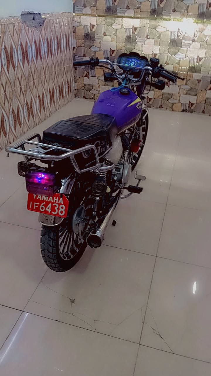 سلام عليكم دراجه سيفان للبيع خير من الله مكينه ناعمه وحلوه شكل شوف عينك نضافه ونصبه موديل 2025 اوراق كامله وصوليه وياها صندوكهة مال دلفري دراجه سبوع صالها عدي دهن جديد بانزين محسن دراجه تخبل سعرها 700 وبيها مجال بكاني بغداد مدينه ***********
