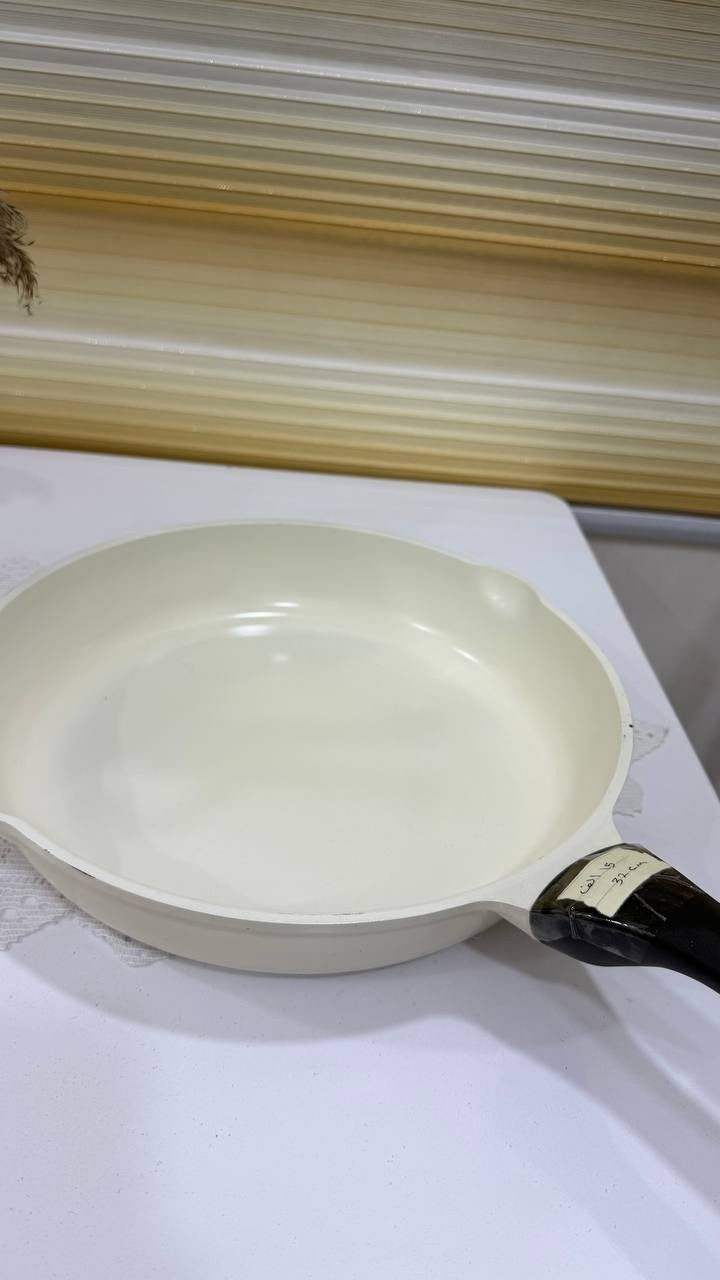 تتوفر طاوات طهي بالة بكافة الاحجام من 24Cmالى 32  كما موضح بالصور 
مصنوعة من الكرانيت مضاد الالتساق  متوافقة مع مواقد الغاز والكهرباء، وبعض الأنواع تدعم مواقد الحث الكهرومغناطيسي


**إذا كنت صاحب هذا الإعلان وتريد حذفه لأي سبب، رجاءا أرسل رسالة إلى الدعم الفني**