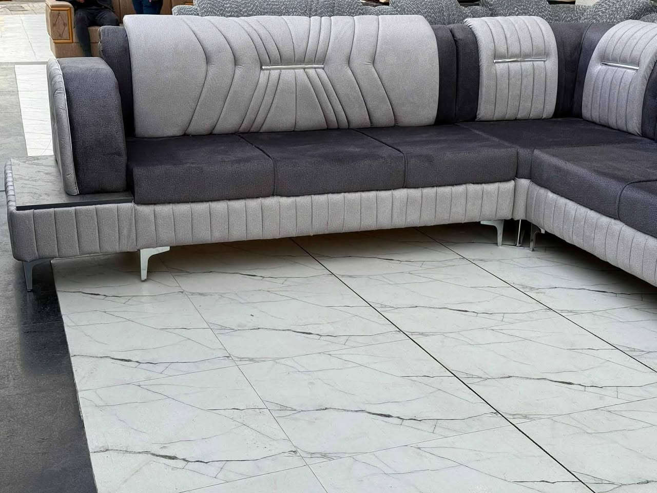 #معرض_علاوي_الدغيش_للاثاث_المنزلي 🫡❤️
ديوان عراقي شغل حطاطه خشب بلوك اسود بلكامل
قياس 7 امتار 5 قطّع 11 مقعد شغلنا الخاص بضمان حقيقي يمتد لسنوات الاسفنج اكسترا والخشب بلوك عراقي جدا ثقيل اضافة إلى نوعية الاقماش الممتازة والأصليه
#مستعدون_لمراوس_الاثاث_المستعمل_بجديد ❤️
#الي_عندو_اي_غرض_للبيع_يراسلنا_على_الواتساب
#للاستفسار_***********(علاوي الدغيش)
او ( *********** / علاوي الدغيش )

#العنوان (صلاح الدين / بيجي / داخل السوق / مقابل اسواق الشاطي )

واهلا وسهلا بجميع زبائننا الكرام وحياكم الله
