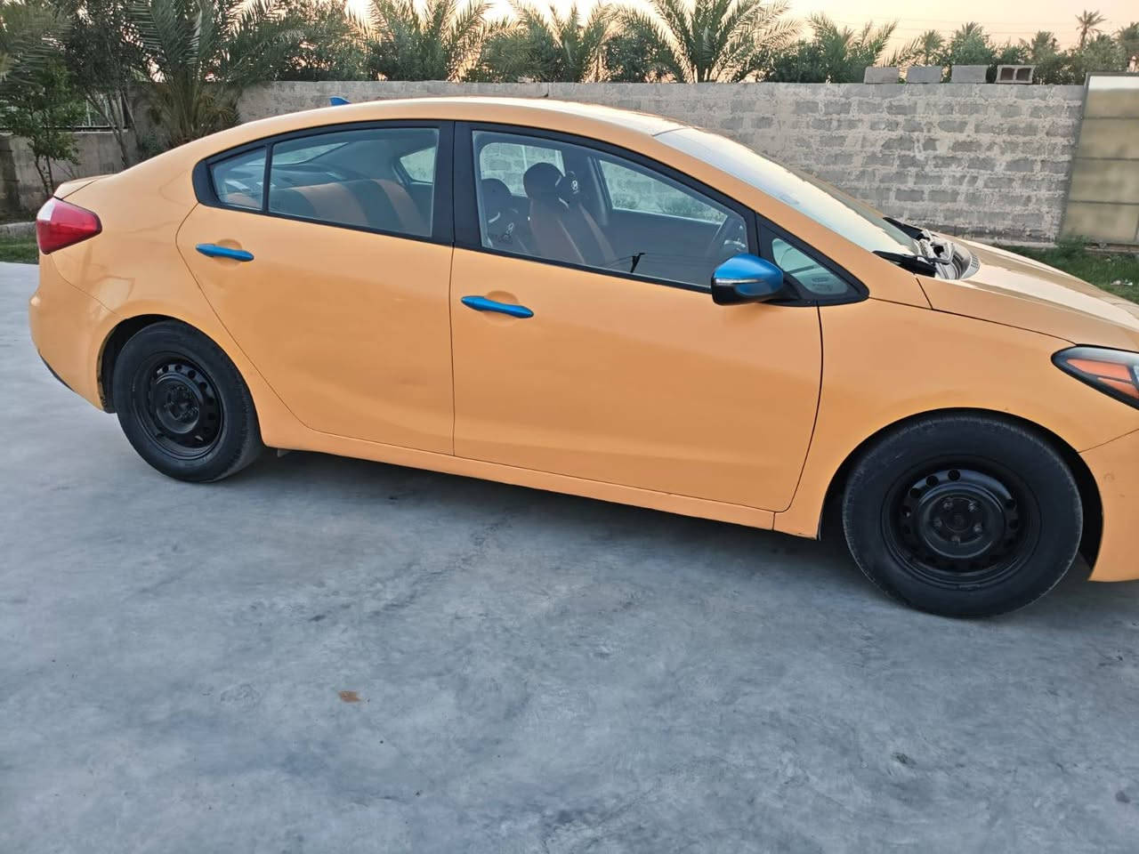 السلام عليكم 
كيا فورتي موديل 2015 وارد امريكي باسمي رقم نكليزي جديد كير ومحرك مكفولات تبريد شغال السياره خير من الله بصمه سويچ سنتر لوك السياره نضيفه وعلى ايد وحده الظرر بنيد وچاملغ من جهة السايق راجع بلادي وجماليه كلش حلوه  دشبول لون اسود وشاشه اندرويد الاستفسار على سعر 99وبيهة مجال حك جية رقم ***********
