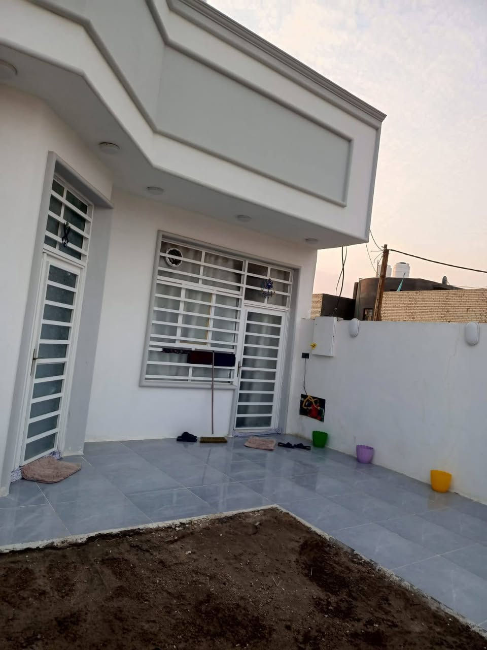 سلام عليكم  160متر للبيع اساس صب كونكريت بناء نص بلوك او نص طابوك سقف صب كونكريت يحتوي على 3غرف نوم او صاله وستقبال شارع المطار جديد بشارع علكم بشارع حاتم الخير نهايت المقرنص بل بدايه العنوان نجف  ***********
