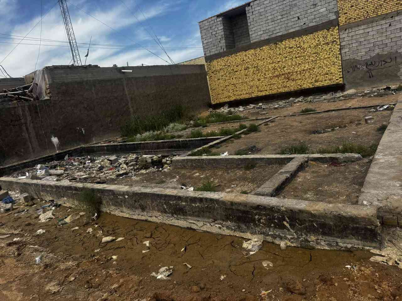 السلام عليكم عرصه لبيع 200متر
و150متر بصف الركن ثالث فره قريبه ع شارع

المكان شارع المعمل مقايبل مدرسة الشهيد علي الرماحي

منطقه كامله من الخدمات ***********
