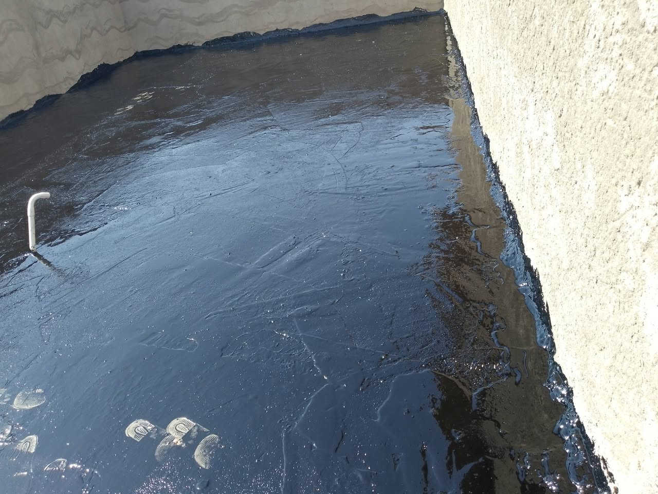 بسم الله الرحمن الرحيم
يوجد كادر عمل.... 
جير السطوح والأساس و عمل الماستك 
 سعر المتر (2000 دينار ) وشغل عل ضمان
للتواصل( *********** ) 
او المراسله على  الصفحه
