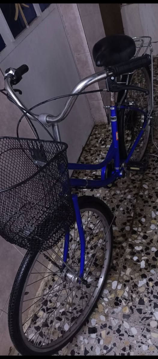 السلام عليكم بايسكل حجم 26 كامل مكمل مابي نقص اي شي كير عكرب حساس كله شغال بريكات امامي خلفي بايسكل اخو الجديد ياباني اصلي السعر ب110 وبي مجال 
مكاني بغداد الامين الثانية 
***********
