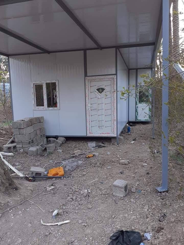 بيت جاهزة من كرفان يتكون من غرفة  استقبال غرفه نوم مطبخ حمام تواليت 
العمل والابداع وتميز👌🏼 
وصنع كرفانات كبيره وصغيره حسب اذواقكم 👨🏻👩🏻
وحسب تصاميمكم ☑️🔴⚫️
وعمل سقوف ثانويه وتغليف جدران والكهربائيات حسب طلباتكم ◾️◻️
على راغبين مراسله صفحة 🎬📜📃
وموقعونا في بابل  ‏‪***********‬‏
