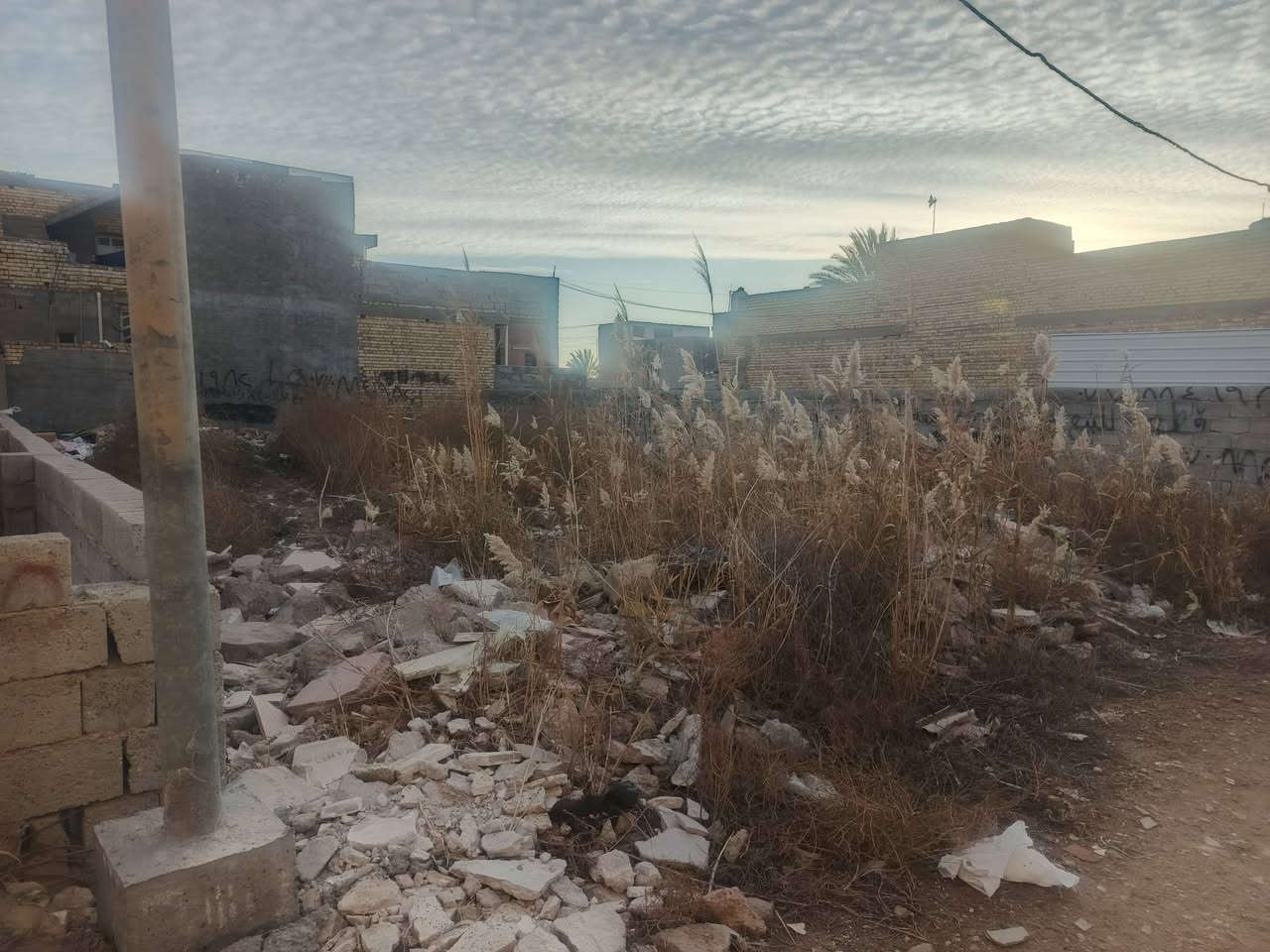 السلام عليكم عندي قطعه أرض زراعي ٢٠٠ متر سند 25 مقابيل الحسينيه مال الراشديه كامل خدمات مي مجاري تبليط كهرباء تريد 100 تريد ال 200 كلها ورا مطعم ابن سمينه مقابل المحكمه مال الحسينيه  ***********
