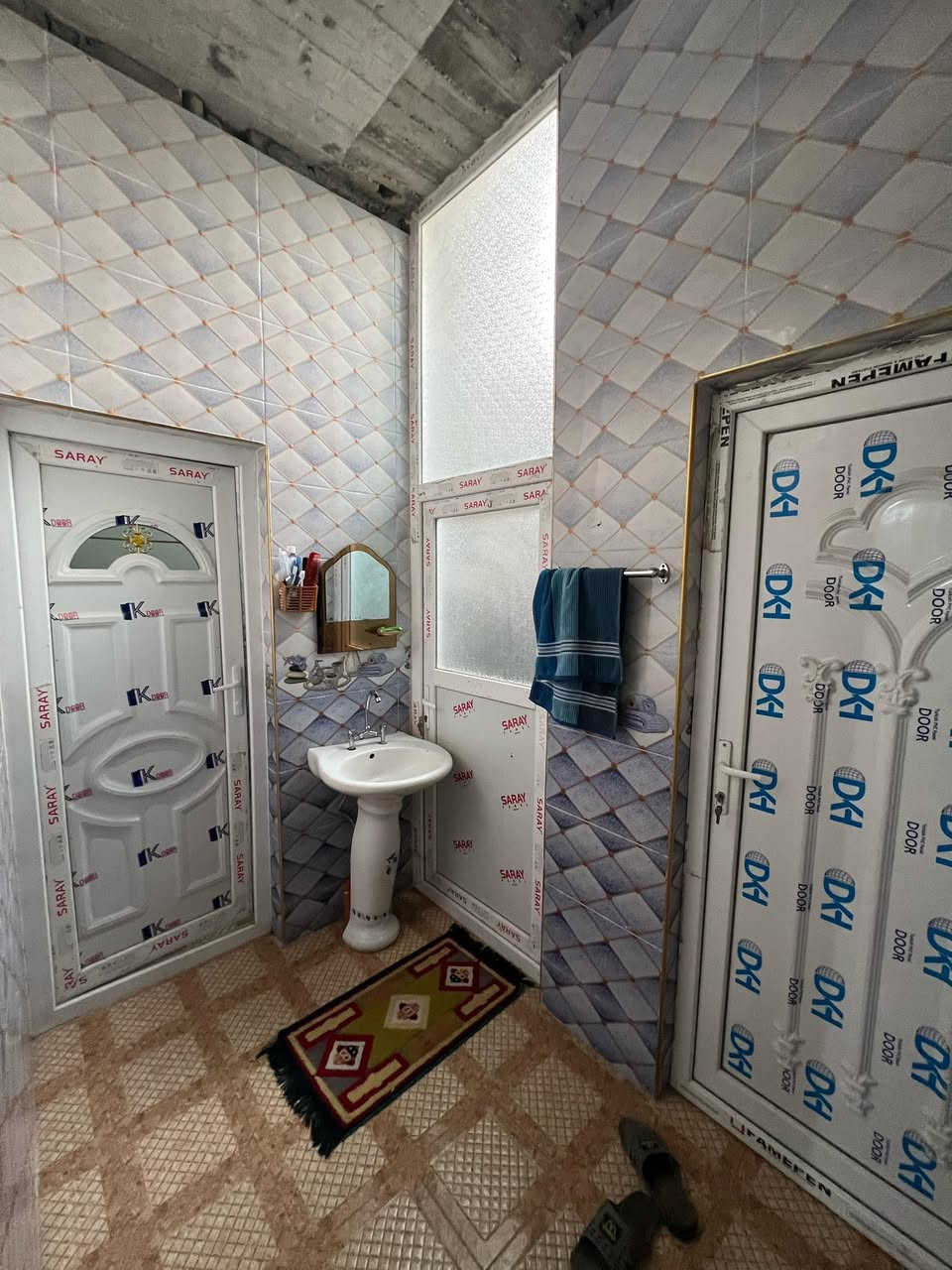 للبيع دار طابو زارعي مساحة 200 متر خدمات ماء مجاري حي بدر فرع مول حسين قرب مكتب الماسة للعقار 
هاتف: ***********
***********
