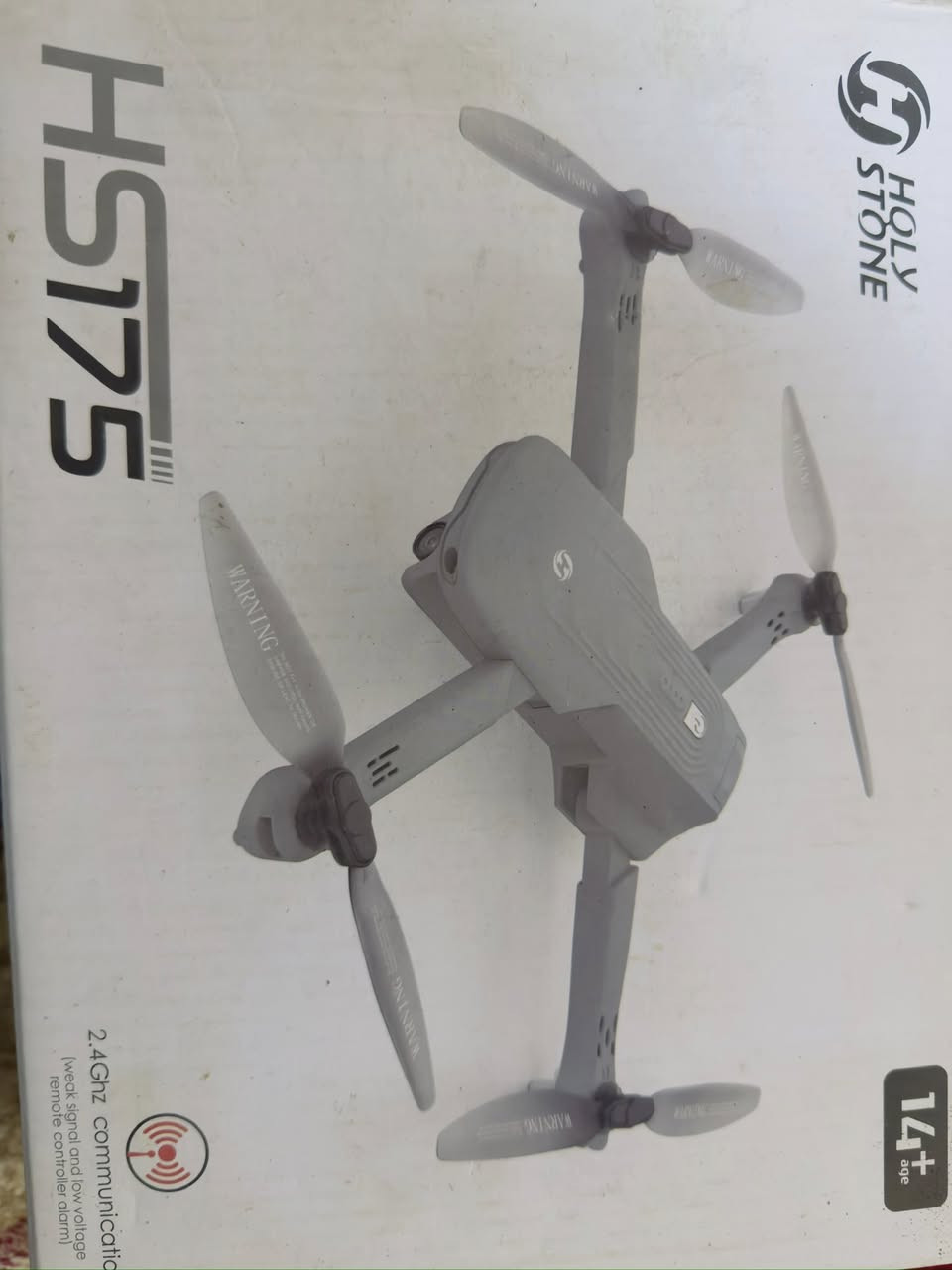 #طائرة درون
• الوزن: حوالي 200 غرام تقريباً.  ￼
 • القياس:
 • مطوي: 145 × 90 × 60 مم
 • مفتوح: 360 × 300 × 70 مم.  ￼
 • مدة الطيران: حوالي 22 دقيقة لكل بطارية.  ￼
 • مدى التحكم: حوالي 350 متر في الهواء الطلق.  ￼
 • مدى نقل الفيديو (FPV): حوالي 300 متر.  ￼

📷 الكاميرا
 • دقة الصور: 4096 × 3072 (حوالي 4K للصور).  ￼
 • دقة الفيديو: حتى 1080p.  ￼
 • زاوية العدسة: 110°.  ￼
 • زاوية حركة الكاميرا: من 0° إلى −90°.  ￼

🔋 البطارية
 • السعة: 1300mAh
 • الجهد: 7.6V
 • وقت الشحن: حوالي 150 دقيقة.  ￼

⚙️ المميزات
 • GPS للعودة التلقائية عند فقدان الإشارة.
 • تثبيت الارتفاع (Altitude Hold).
 • إقلاع وهبوط بزر واحد.
 • وضع Follow Me لتتبع الشخص.
 • الطيران حول نقطة أو مسار محدد.  ￼

📦 محتويات العلبة
 • الدرون
 • جهاز التحكم
 • بطاريتان
 • مراوح احتياط
 • كابلات شحن
 • واقيات للمراوح


**إذا كنت صاحب هذا الإعلان وتريد حذفه لأي سبب، رجاءا أرسل رسالة إلى الدعم الفني**