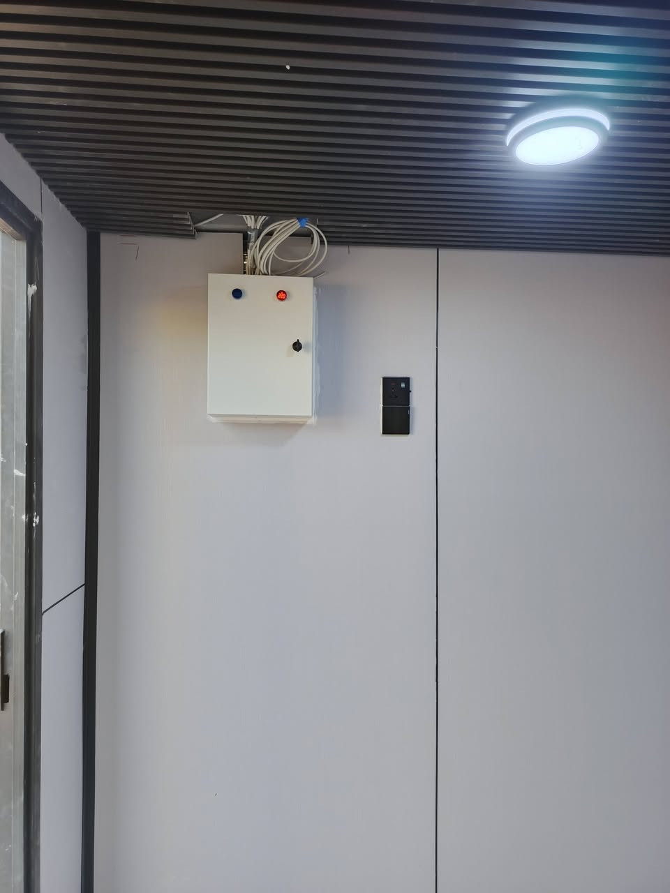 عمل تغليف الحاويه بجبس بورد والشيبورد وتاسيس الكهربائيات مستعدون لعمل السقوف الثانويه وبديل الخشب وبديل الرخام وتغليف الجدران وجميع الديكورات الداخليه ***********
***********
