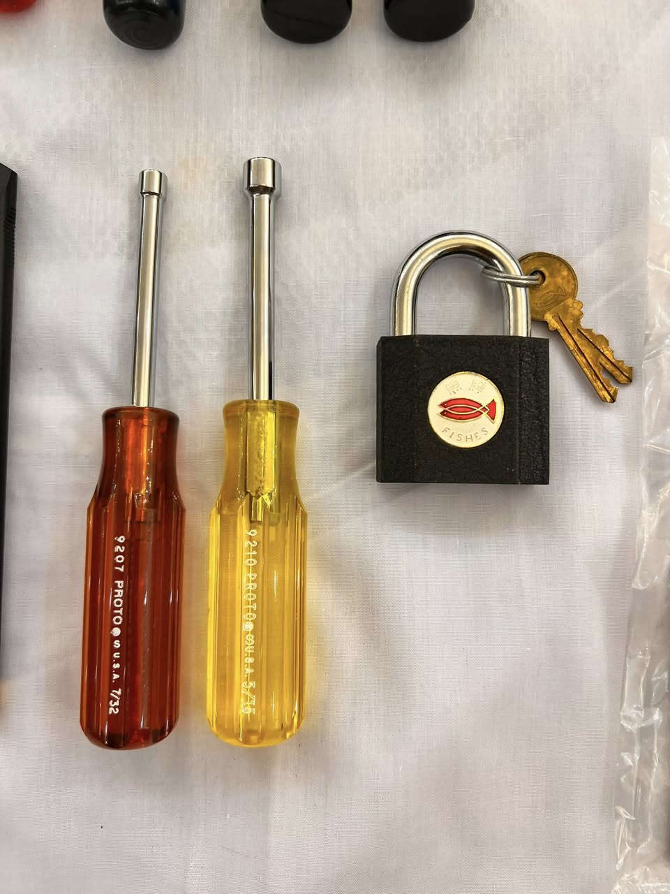 للبيع 
مجموعه عددٍ يدوية ماركات عالمية اصلية جديد غير مستخدمة 
صناعة قديمة السعر المطلوب 60 الف متوفر توصيل للاستفسار 
***********
