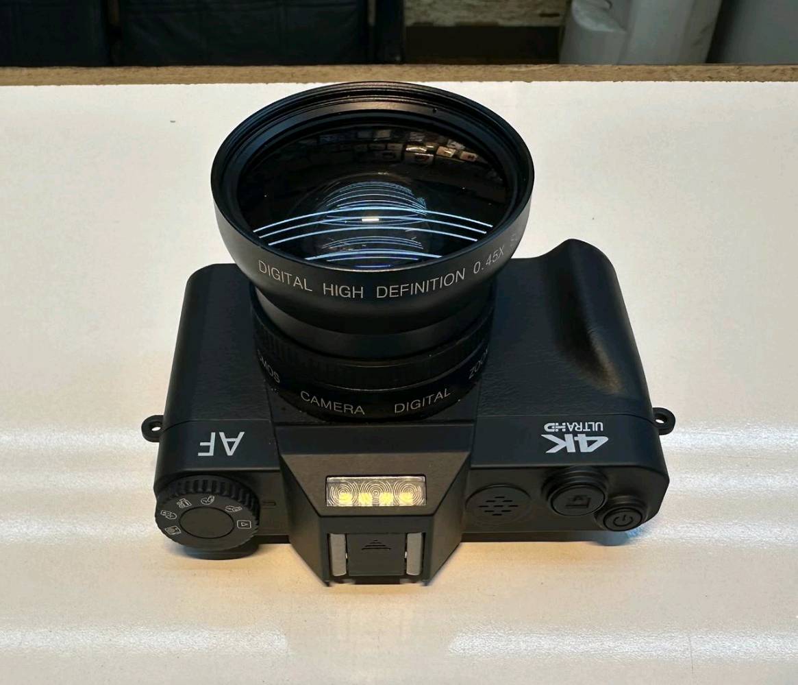 كامره4k تصوير صور و مقاطع 
مع عدسه و ثنين بطاريات
مع كيبل تابسي مال كامره 
ما عده رام
السعر 40وبيها مجال تواصل عله الرقم وتدلل اكتروني