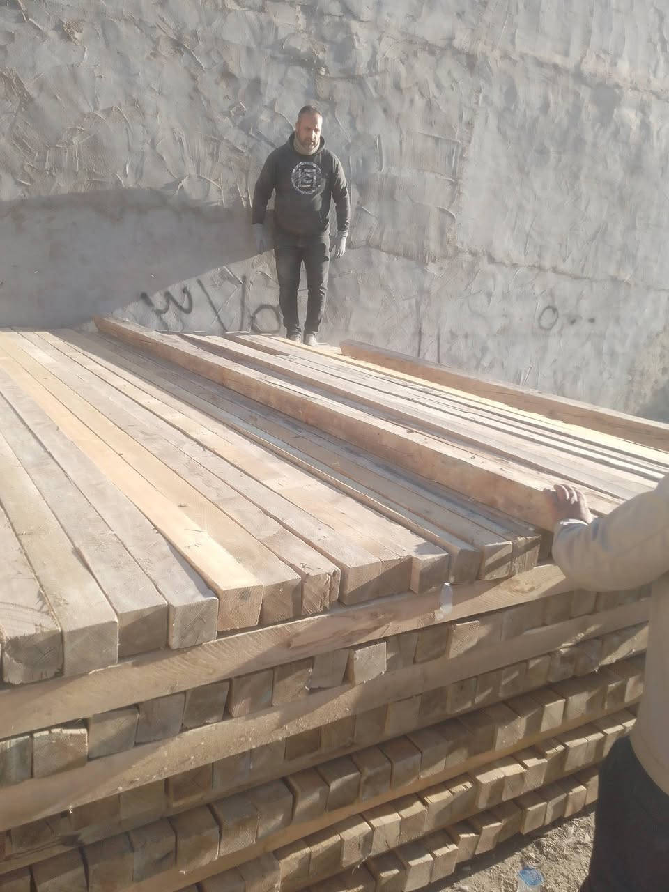 سلام عليكم سير 10×10 للبيع طولة 4 متر 30 مكعب وبلايود ستندر 200 قطعة كلة دكة وحدة نضيف مكاني بغداد للستفسار ***********
