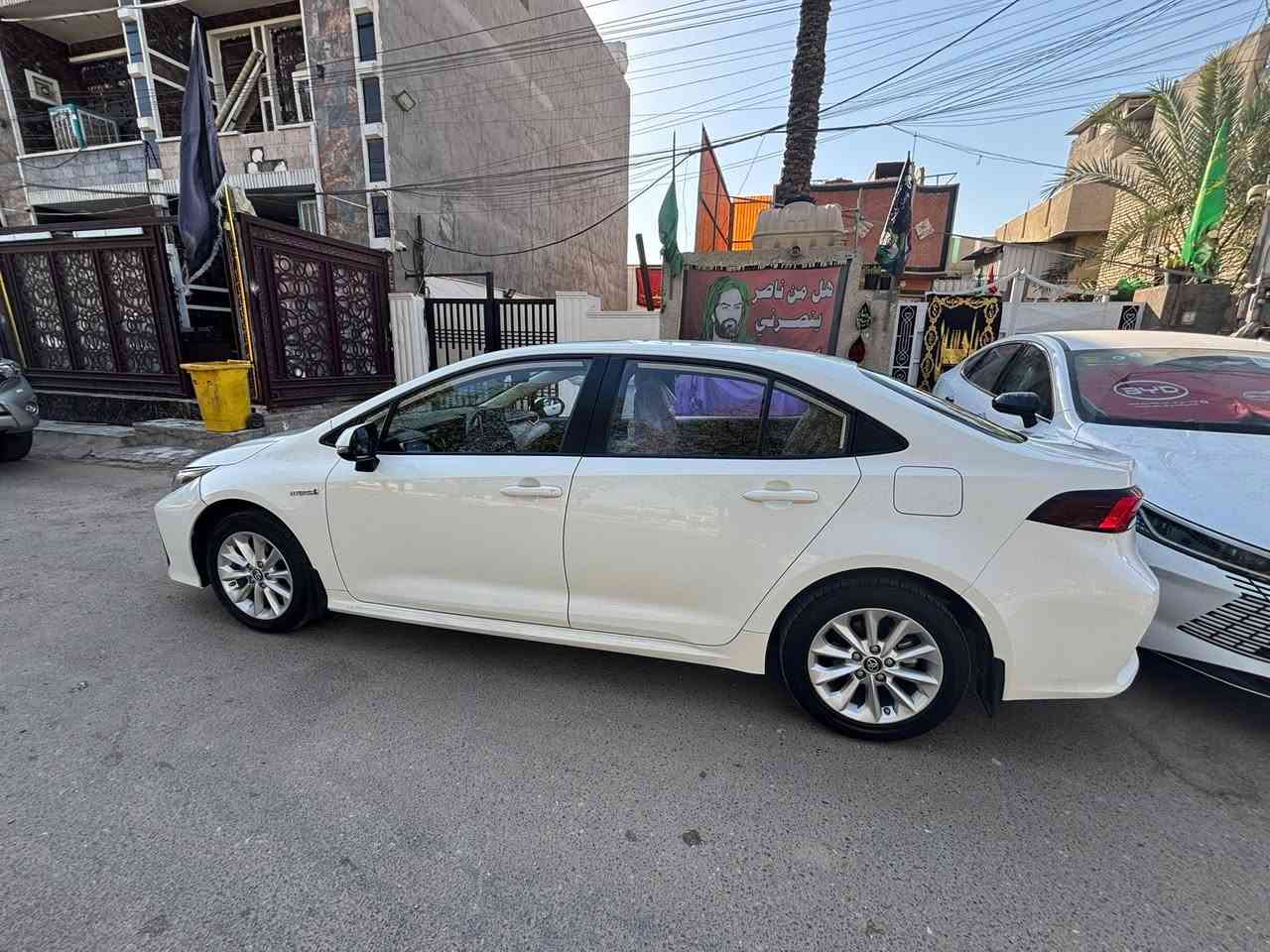 السلام عليكم 
للبيع كورلا هايبرد 2022 خليجي 
السيارة ماشية 49000Km
فول مواصفات واحد على واحد 
سلايد 
تبريد قطعتين 
بصمة تشغيل 
بصمة أبواب 
زنون 
اوتو هولد 
تحديد مسار 
تحديد سرعة 
رادار 
كشنات جلد ماروني 
السيارة جاهزة من كلشي عليها تخم تاير جديد 
فقط السيارة بيها بارد كد إصبع بالبند والدعامية مبدلة للجمالية والقديمة موجودة 
السعر 138 وبيها مجال حك الجية 
مكاني بغداد حي اور ***********
