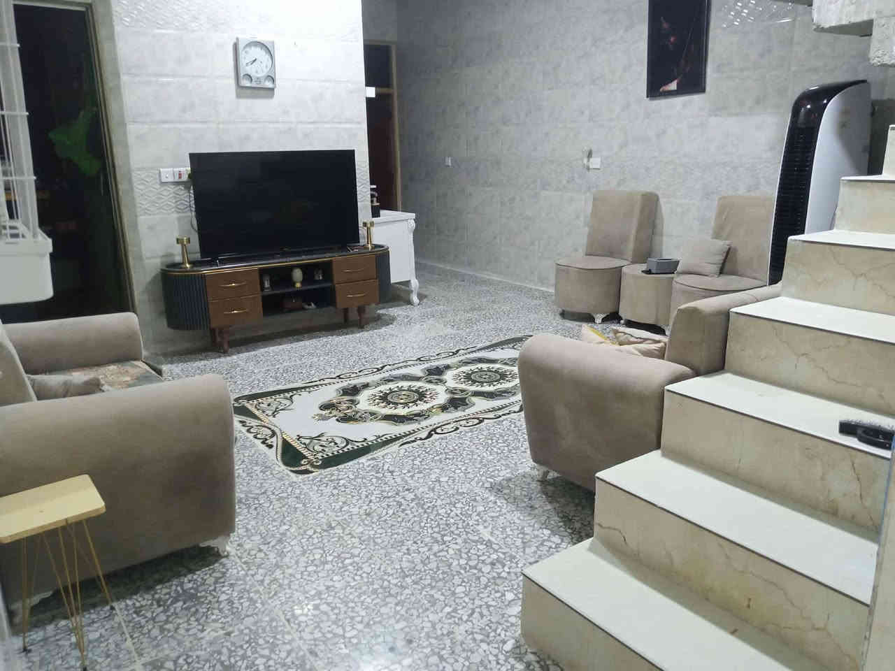 السلام عليكم ورحمة الله وبركاته يوجد لدينا بيت مساحته 110متر البيت يرهم مراوس أو بيع  بي عرفه نوم وحده وصاله ومطبخ وخدمات وساحه داخليه  بشارع بغداد 2بيت فرعي بصفحت الري منطقت الدوانم مقابيل سويب ول شرطة الخامسة 
البيت جاهز السكن بس نقصه البيتونه مغلفيها بسندويج البيت سعره كلش حلو السعر(65)وبي مجال  الستفسار علا الاتصال ***********
***********بيهن وتساب
