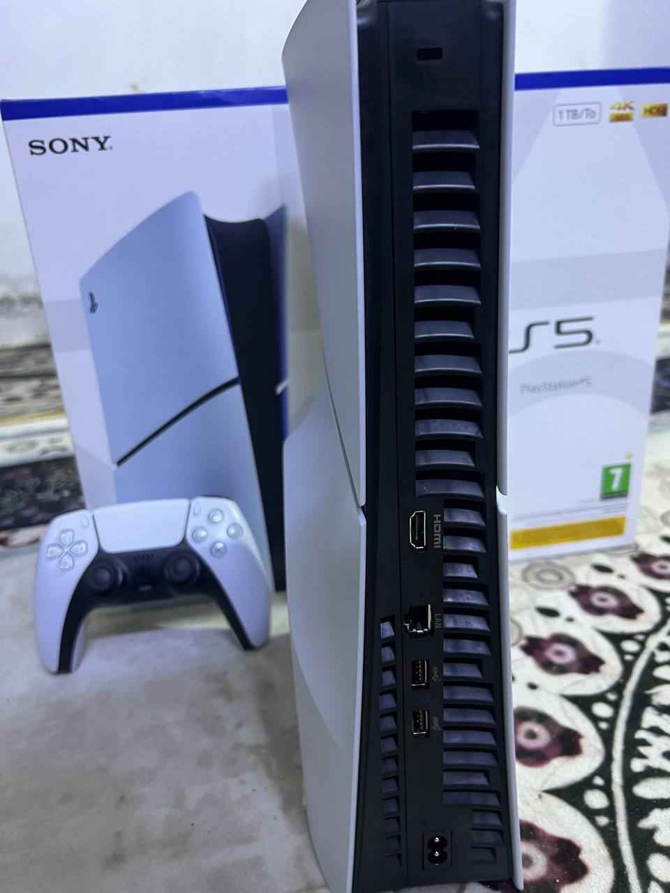 بلي 5 للبيع صالي اسبوعين من اخذته كامل ملحقات وياه يده اضافيه وياه اشتراك بلس ٣ اشهر 
*********** 
مكاني بغداد الغزاليه Colombo, Sri Lanka
