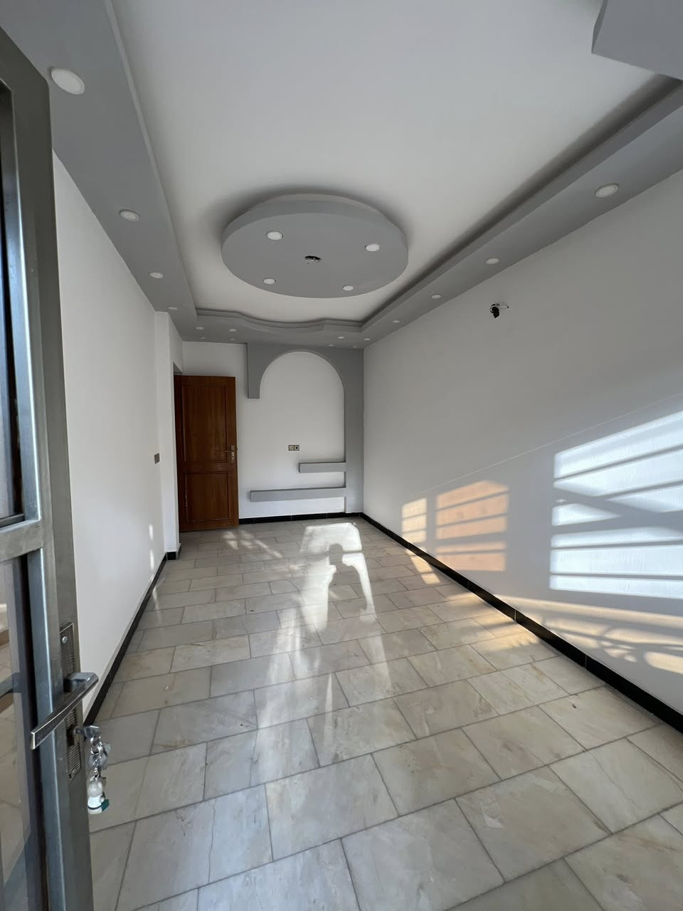 دار للبيع في البنوك قرب شارع الميثاق مجاور شارع باريس 
المساحه 130 م
الواجهة 4 وربع م
النزال 30 م
يحتوي ط1: كراج+ استقبال + مطبخ + حولي+ غرفه نوم سويت + خدمات + منور

ط2: ثلاث غرف نوم سويت + خدمات 

#للاستفسار_مراجعه_مكتب_ارض_الرافدين_للعقار #محمد_خالد_للعقار*********** #مكتب_ارض_الرافدين_للعقار #محمد_خالد_للعقار #***********
