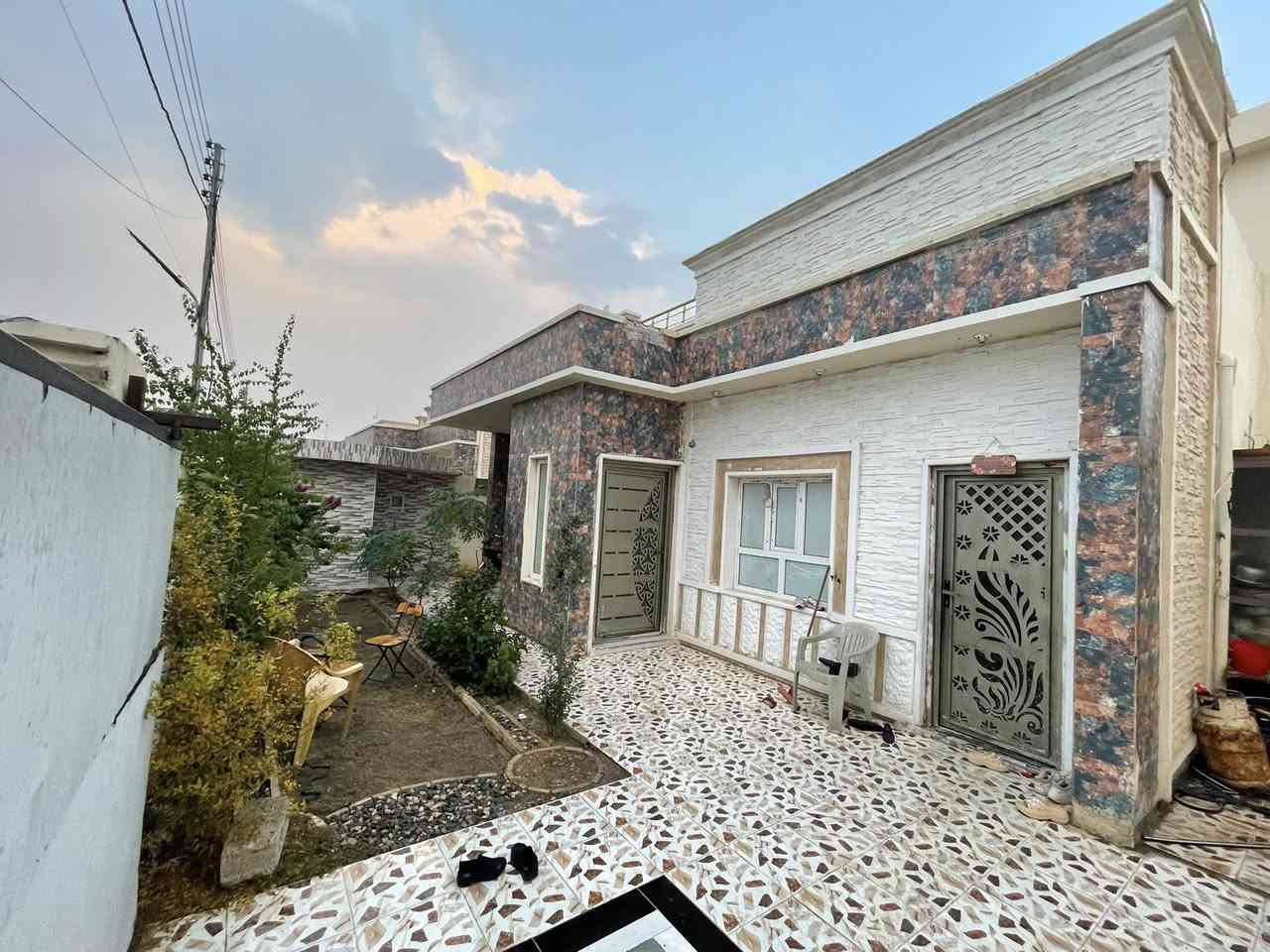 بيت للبيع مجمع المستقبل طابق واحد طابو صرف مقابيل ٧كيلو خلف السجه غرفتين صاله مطبخ استقبال صحيات خارج وداخل كراج سياره وحديقه 
السعر ٧٥ مليون 
مكتب كريم العبيدي 
***********
