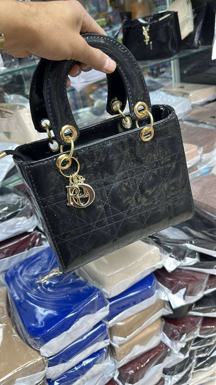 متوفر ديور الحجم الكبير كوالتي عالي موديلات تجنن والأسعار مناسبه السعر القطعة 5الاف التوصيل الجميع محافظات العراق بس 5الاف التواصل معنا ع واتساب *********** اساعو بالحجز قبل نفاذ كميه
