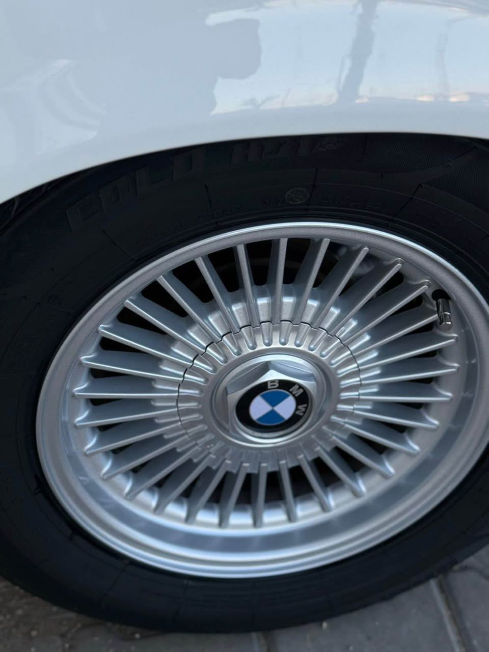 کوردی/عربی
کوردی/
مۆدێل ١٩٩١ 
بیلاد ٧٣٠ 
حیزام سبوخە پشت و پێشی کەپسە بێ زەربە 
مۆدی ئیکۆ و سپۆرت و ناو بەفری ئیش ئەکات 
گێچ ٢٨٠ ناو ئەڵقەیە پانکەی کراوەتە کارەبای 
گێر مەکینە کارەبایت بە شەرت 
تەبریت و گەرمی بە شەرت هەردوکی ئیش ئەکات 
تایە و ویل تازە بۆی بەسترەوە 
چوار جام کارەبا 
سیستەم سەماعەیە خۆشی لەسەرە 
هەزە و سەنەوی تازەیە 
دەفتەر بەنزینیشی هەیە
سەیارەکە نموونەیە لە جوانی و پاکی 
کوردی/***********
***********
عربی/
بلاد ٧٣٠
حزام صبغ فقط للجماليه دعاميه للدعاميه مكفوله كفاله عامه بدون ضربه 
مود ايكو سبورت و M كله شغال
كيج ٢٨٠ ابو حلقه 
مروحه الراديتر كهربائي 
أربع جام كهرباء
تبريد و تدفئه شغال بل شرط
تخم تايرات و ويلات بل باكيت 
كير و محرك و كهربائيات بل شرط 
رقم و هزه جديد 
مع كابون بنزين 
السياره بل حقيقه أجمل من الصور سياره لوك 
عربی/*********** كركوك, العراق
