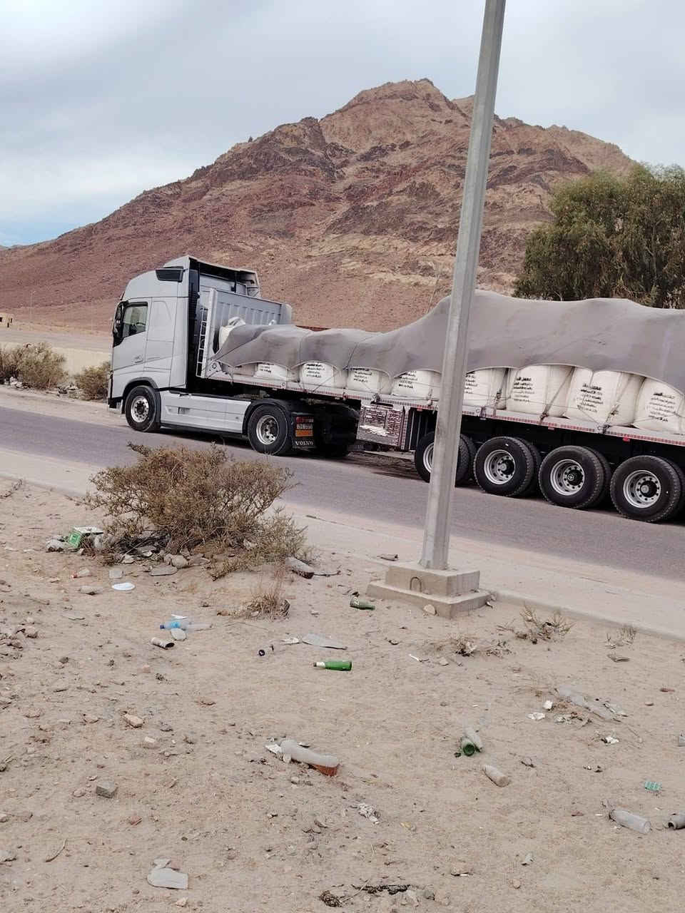 سلام عليكم ورحمة الله وبركاته
فالفو ذيب للبيع موديل 2016 تدفئه تبريد خزن  تخم تاير راس وعربانه ثلاجه رادار سرعه هاف 3 طكات قماره خطين مرسم وراها  عربانه 5 محاور سنويه جديده لل 2030 السياره مرقمه قبل 5 تشهر السعر (650)بيها مجال بصيط  للاستفسار الاتصال على الرقم
***********
