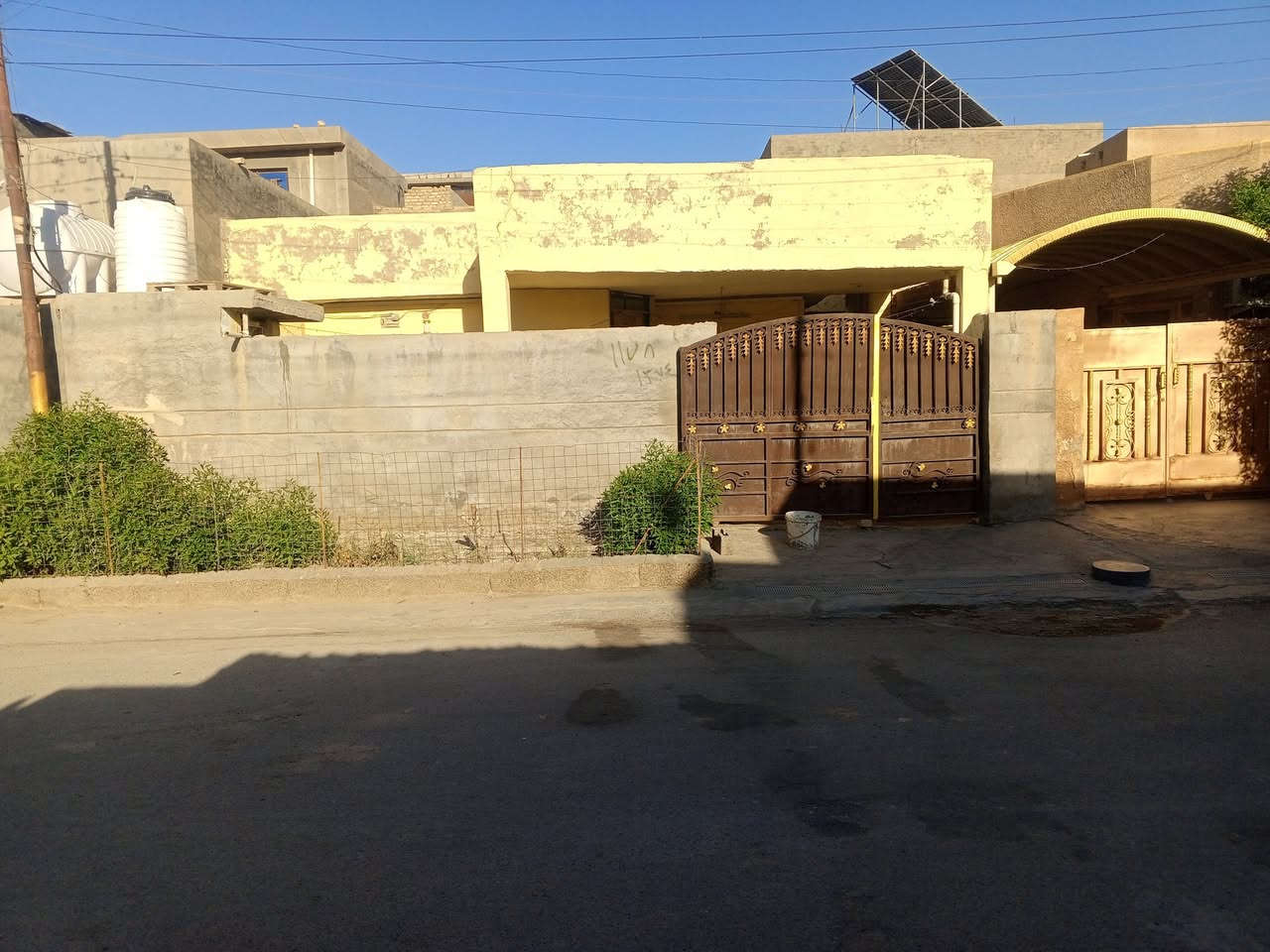 دار للبيع في النصر والسلام منطقة الأولى قرب التانكي فرع عباس الوكيل يحتوي على غرفة نوم عدد2 وساحة درج ومطبخ وهول واستقبال ***********
***********
