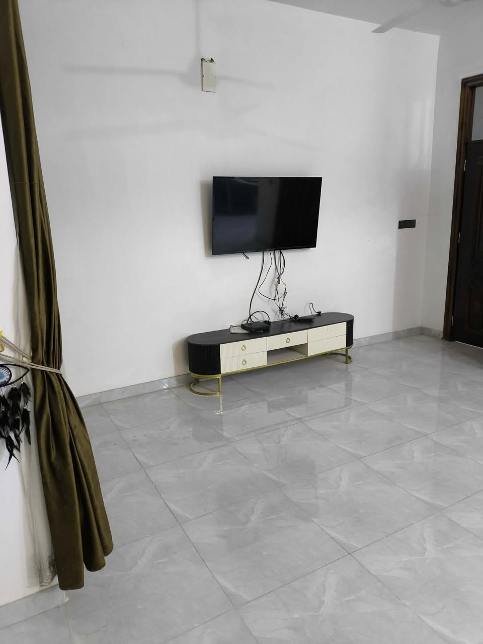 السلام عليكم بيت ايجار 150 متر طابقين 3 غرف نوم وصالتين واستقبال ومطبخ بناء جديد مؤثث وجاهز  للايجار

المكان ملحق قرية الغدير الاولى 

تفاصيل اكثر اتصل او واتساب بيت مئثث سعر الايجار 700
***********
