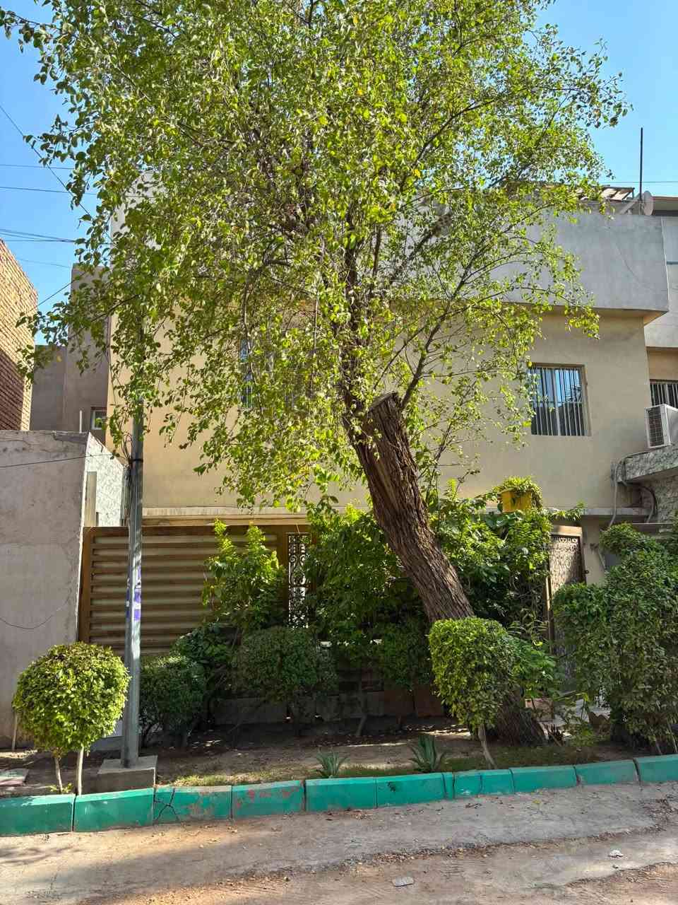 بيت للبيع في المنصور قرب ساحة اللقاء مساحته ١٢٨ متر الواجهة ١٥ متر والنزال ٨ متر ونص طابقين يتكون من ٣ غرف نوم وصالة وحمامان ومطبخ على من يرغب بالشراء الاتصال على الرقم التالي ***********
