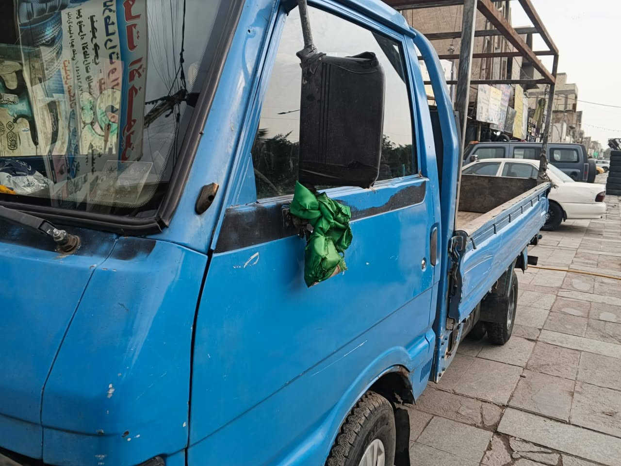 السلام عليكم سيارة بنكو. للبيع موديل 94 
كير حدادية وصدر وسنوية تحويل ثاني يوم باسمي 
هاي سيارة كدامكم نضيفه وحلوة ومال شغل وسعر ؟؟(٤٧).
وهذا  رقمي *********** العنوان. بغداد. شعلة. 💙🙏🏻
