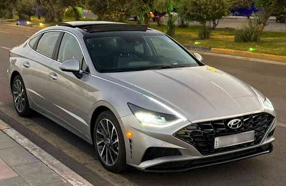 سوناتا 2023 لميتد ( limited ) 
اعلى فئة بالسوناتا ( لميتد limited )
الفول الحقيقي مو مثل الفئات الباقية 
ماشية 7 الاف فقط …… 
بدون ايرباك …. ايرباك سليم ع وضع الشركة
و بدون تبديل اي قطعة 
حادث بسيط جداً 
( نصف الجاملغ خلفي فقط صبغ )
الفئة الوحيدة اللي تجي بيها 
١- داتا شو بالزجاج الامامي 
٢- كاميرات محيطية ( 4 كاميرات )
٣- تحريك بالبصمة للامام و الخلف 
٤- الكشنات الامامية تبريد + تدفئة
٥- الكشنات الامامية اثنينهم كهرباء 
+ كشن السائق وضعيتين خزن ميموري 
٦-  ( 6 حساسات امامية )

💎 ســعــر ✅ ::  الــرد تلقائي 📮

مواصفات السيارة الباقية ………….. 
محرك 1600 توربو … طيارة و اقتصادي جداً 
سقف بانوارما قطعتين
قطعتين تبريد … امامي + خلفي
سستم سماعات Bose متكون من 12 سماعة
مع مضخم صوت خارجي 
الزجاج الامامي و الخلفي اوتو
رادار امامي و خلفي و جانبي 
حساسات امامية و خلفية
نقاط عمياء عند تغيير المسار 
حساسات بالابواب للتنبيه عند فتح الباب و سيارة قادمة من الخلف 
شاشة كبيرة ( تختلف عن باقي الفئات ) 
تدعم الكار بلي و الاندرويد اوتو
قيادة ذاتية 
شاشة رقمية للعدادات و الكيجات متغيرة عند تغيير نظام القيادة
4 وضعيات للقيادة 
‏Normal-costum-sport-sport plus
انارة داخلية متغيرة 7 الوان بالدشبورد و الابواب 
نظام المحافظة على المسار 
كروس ( تحكم بالسرعة )
شاحن وايرلس لاسلكي 
منافذ للشحن امامية و خلفية
تبريد بيانو 
قطعتين تبريد امامي و خلفي
تبريد منفصل للراكب و السائق
دخول ذكي و انارة ترحيب 
قفل ذاتي عند الابتعاد 
فتح الصندوق الخلفي عند الاقتراب 
اشارات بالمرايا الجانبية 
تشغيل عن بعد 
انارة led امامية
بگ لايت خلفي led 
تدفئة ستيرن
نظام Auto Hold
يعني بالازدحام تضغط البريك ضغطة وحدة و تشيل رجلك تبقى السيارة لازمة بريك لحد ما تضغط عالبنزين يلة تمشي 
نظام تنبيه اذا تحرك السير وانت بقيت واكف تنبهك
الماسحات الامامية اوتو بالمطر
ويل كب بلادي حجم 18 
تخم اطارات بيرلي بلادي مال سيارة
هاند بريك بصمة كهربائي
نظام ترحيب صوتي
سيارة جديدة و كل شي على وضع الشركة كير محرك كهربائيات راديترات منظومة التبريد و غاز الشركة البلادي
تبريدها بشرط ( ثلاجة ) باقصى درجة حرارة
سنوية جديدة ، رقم اربيل ( شبه مميز  ) 
تحويل او وكالة حاضر …..
مكانها بغداد … حي الحسين ( سريع المطار )

صور الحادث او الاستفسار واتساب 
***********
