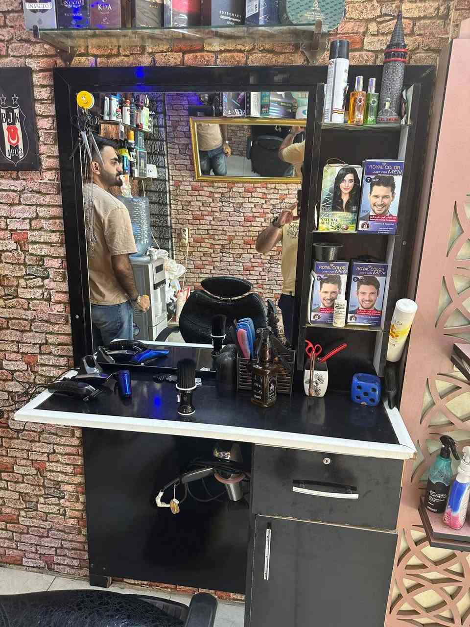 مرايات عدد 2 للصالون حلاقة مع مريات اصغار نظيف سعر 175بيها مجال بسيط استفسار اتصال على رقم *********** كركوك, العراق
