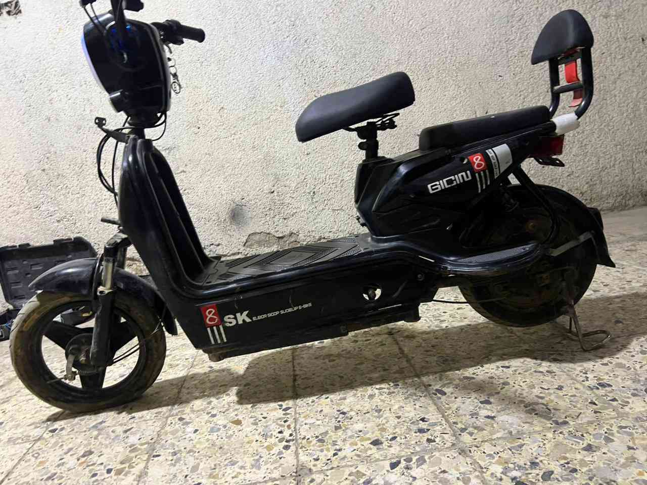 *🔥 دراجة شحن GICIN 4 بطاريات | باتري جديد 2026 | تفحص وتستلم*

*ليش تشتريها؟*
✅ باتري مبدّل بتاريخ 9/4/2026 يعني تشحنك أسبوع كامل
✅ 3 سرعات: 25 - 40 - 45 كم/ساعة  
✅ تتحمل لحد 150 كيلو بدون تعب
✅ سلة أمامية جبيرة + قفل تاير + مفتاحين
✅ مكفولة فحص، مابيها ولا عطل

*المكان:* بغداد - البياع - التراث  
*السعر:* مناسب جدآ بالخاص للتفاهم والمعقول ما يختلف

📞 اتصال/واتساب: ***********
