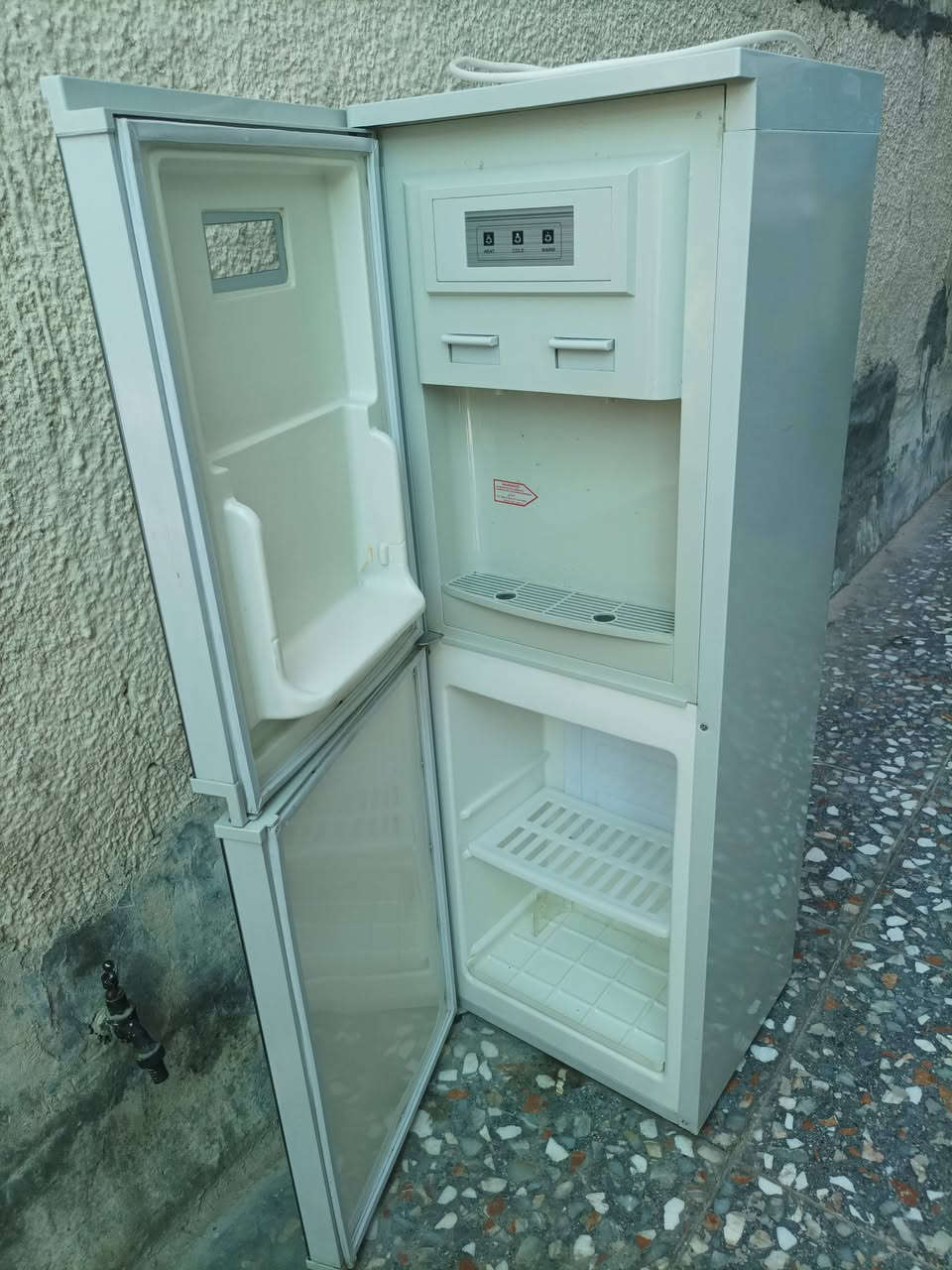 براد ماء نوع كينوود جديد وغير مستخدم ، فقط طلعته من الكارتون ونصبته بدون ما استخدمه،، براد حار بارد .. رايده بسعر ١٢٠ الف دينار ،، نزلت من سعره لان متوازي على البيع معاه قنينة ماء .. طبعا يحتوي ثلاجة بالقسم الاسفل ... مكاني بالشعب .


**إذا كنت صاحب هذا الإعلان وتريد حذفه لأي سبب، رجاءا أرسل رسالة إلى الدعم الفني**