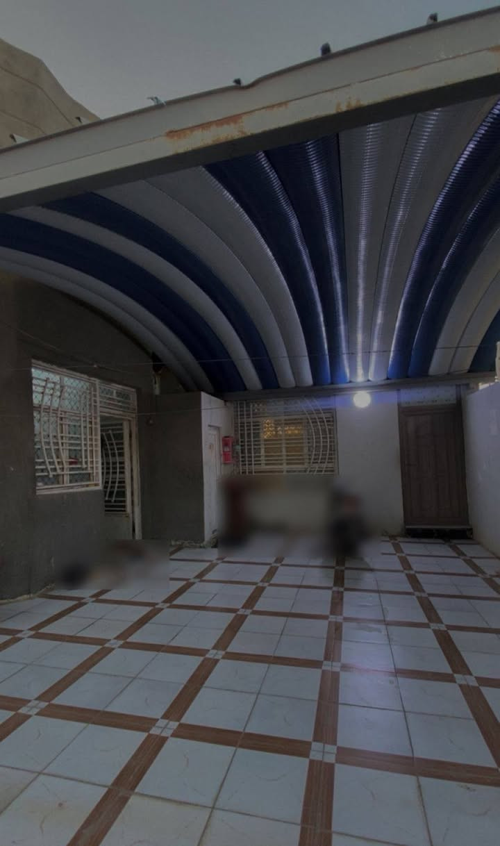 السلام عليكم بيت في شارع المعهد الفني قرب المشتل الجديد مساحه 150 متر يحتوي على ثلاث غرف نوم وبراني وصاله كبيره ومطبخ وحمام خارجي وداخلي وطارمه السعر 135 وبيه مجال بسيط ***********
