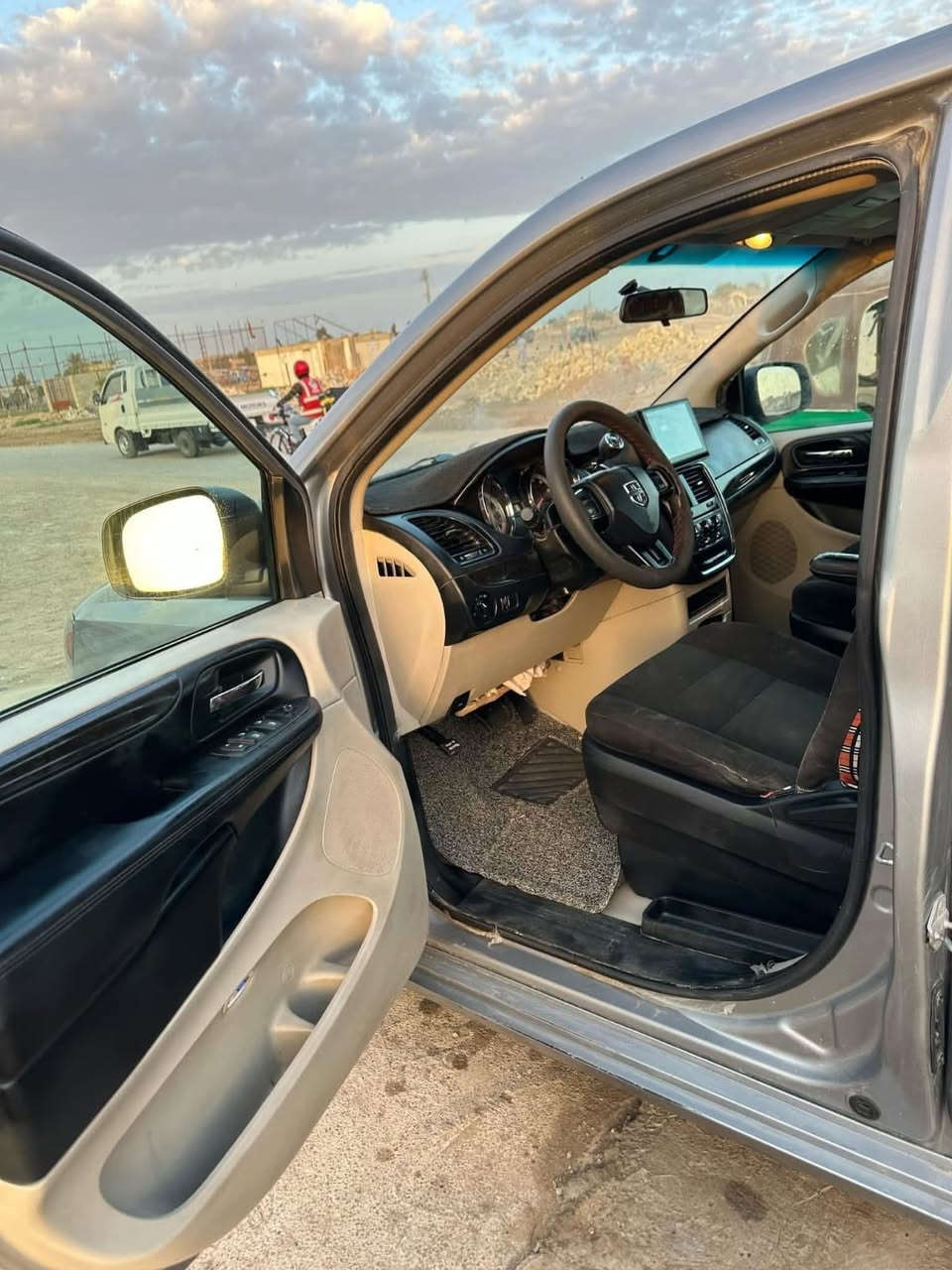 دوج كرفان 2016
حادثهة بنيد وجاملغ بدون دواخل 
ماشية 100الف
تحكم ستيرن
تبريد 3 قطع منفصل 
كشنات منفصل 
نظام ايكو 
مانع انزلاق 
كير ومحرك مكفولات 
رقم اربيل باسمي تحويل ثاني يوم (السياره استخدام شخصي)
مكاني بغداد الشعب ***********
