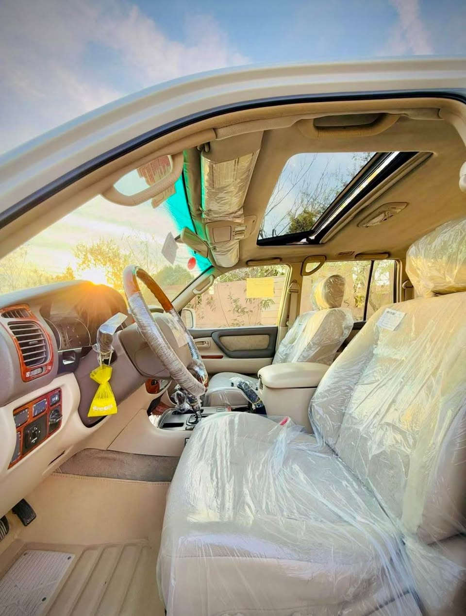 سـەرەتا بە ناوی خوا ، مۆنیکا(Toyota Land cruser)
سپی ســەدەف . فوول مواسەفاتە ٦ بستۆنە . سڵاید،تەبرید مەرکەزی،٣ ڕیز کوشن ، دەبڵ ئەکسلو ئۆتۆماتیک، شاشە ئایپاد، لایت زینۆن، هەموو گیانی بە شەرت گێڕو مەکینە بەشەرت نە دوکەڵی هەیە نە سەرف ئەکات ، تەنها یەک چەمەلەخی پێشەوەی بۆیاخە بەبێ ناوگرتن ، لەزگەی سووتاوی نییە ، هەمو گیانی ئیش ئەکاتو کامل کارەبایی بە شەرت هیچ کێشەیەکی تیا نییە ٢٥٠ دینار مەسروفی نییە ، ٤ تایەی لۆکی یابانی لەسەرە خەتی خەتی پێوە ماوە ،  0750 728 0767 حلبجة, السليمانية
