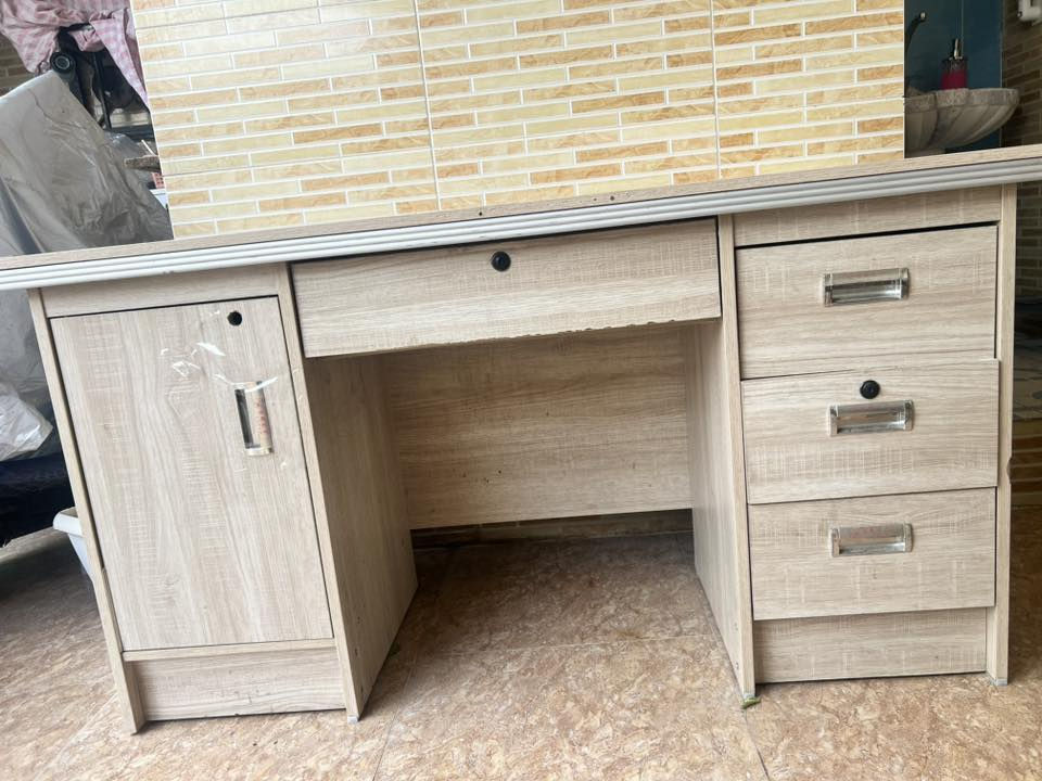 مێزو کورسی بۆ فرۆشتن ، قیاسی ١٤٠ بە ٧٠ و ١ مەتر بەرزی !  ***********
