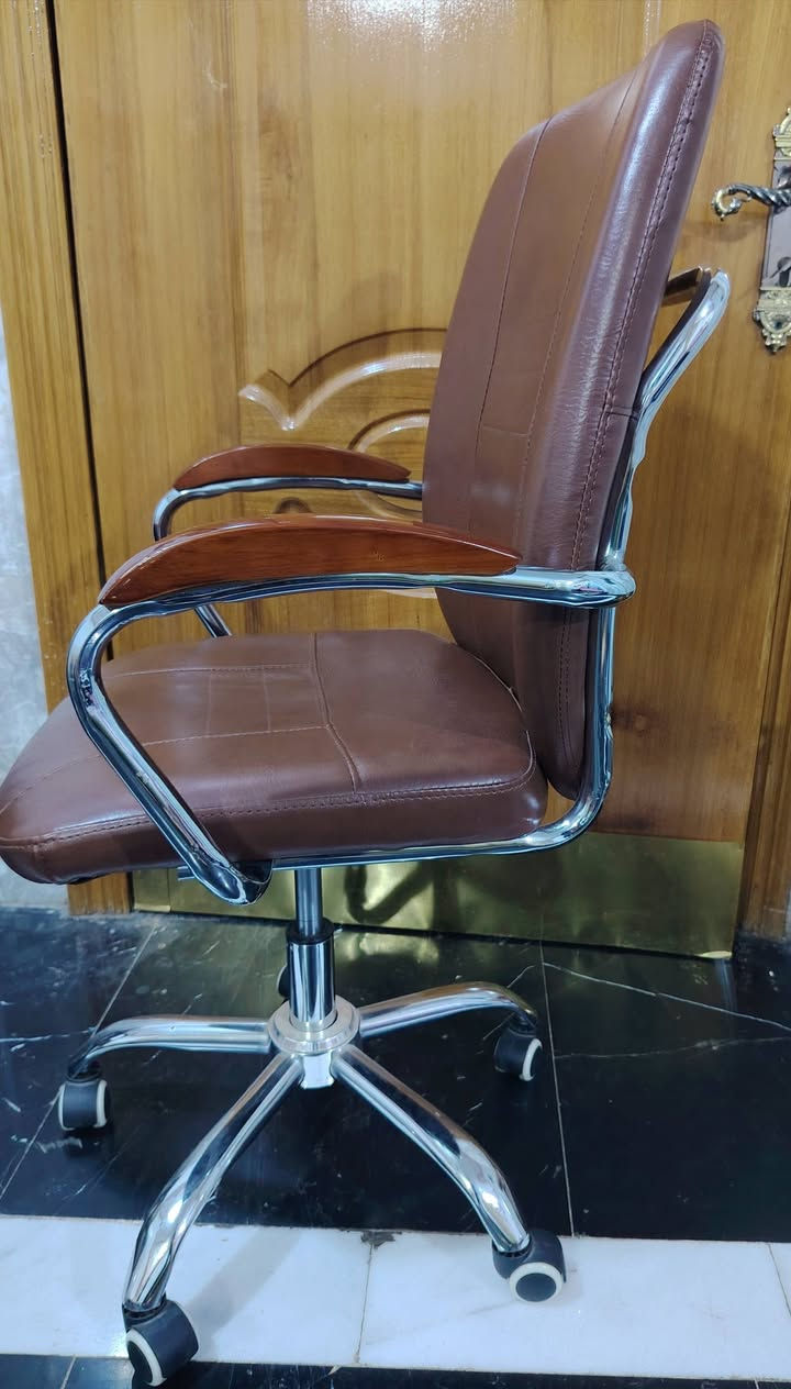 كرسي مكتبي بسيط مستعمل بحالة معقولة قيم السعر بالمعقول واخذة
مكاني كربلاء
(توصيل غير متوفر)


**إذا كنت صاحب هذا الإعلان وتريد حذفه لأي سبب، رجاءا أرسل رسالة إلى الدعم الفني**