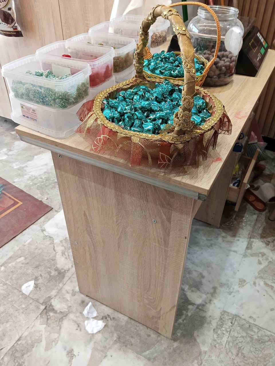 السلام عليكم ابيع غراض ورفوف وعربانة حب وميزان جاهزات ونضيفات حتة ليريد هنة وغراضهن موجودات والسعر مناسب  بغداد حي الحسين ***********
