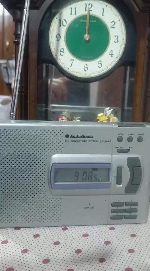 راديو Audiosonic World Receiver موديل TK-388PLL، وهو جهاز راديو محمول من تسعينيات القرن الماضي.
نطاقات الموجات: يدعم النطاقات LW، MW، SW، و FM. 

الطاقة: يعمل بواسطة 4 بطاريات AA أو محول DC 6V. 

المميزات: شاشة رقمية تعرض التردد، ساعة، ومؤقت للنوم. 

الأبعاد: الحجم التقريبي هو 

￼

18×11.5×3.518 cross 11.5 cross 3.5

18×11.5×3.5

سم.


**إذا كنت صاحب هذا الإعلان وتريد حذفه لأي سبب، رجاءا أرسل رسالة إلى الدعم الفني**