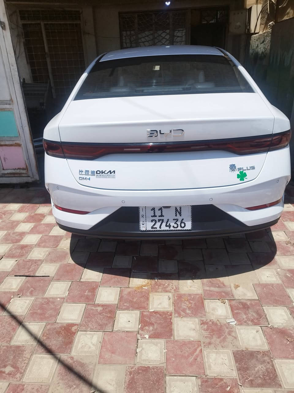 السلام عليكم 
سيارة BYD كن بلس 2025 رقم بغداد باسمي للبيع مكفولة كفالة عامة شخط مابيها وضع الزيرو شرط السيارة جديدة على وضع الشركة السيارة مدوشمة عام كشنات وأرضية جلد وأبواب وجنطة (دوشمة بشارع النواب شغل درجة اولى) وشاد الها ويل وهورن اصلي وافضل من البلادي وللعلم السيارة وياها كارت وبصمة من الشركة السيارة ماشية على المحرك 4 آلاف وماشية الكلي محرك وشحن 14 الف السيارة جديدة حيل وضع الزيرو ومصروف عليها.
السعر 19 مليون وبيها مجال للشراي
مكان السيارة كربلاء المقدسة 
للاستفسار 
***********
***********
