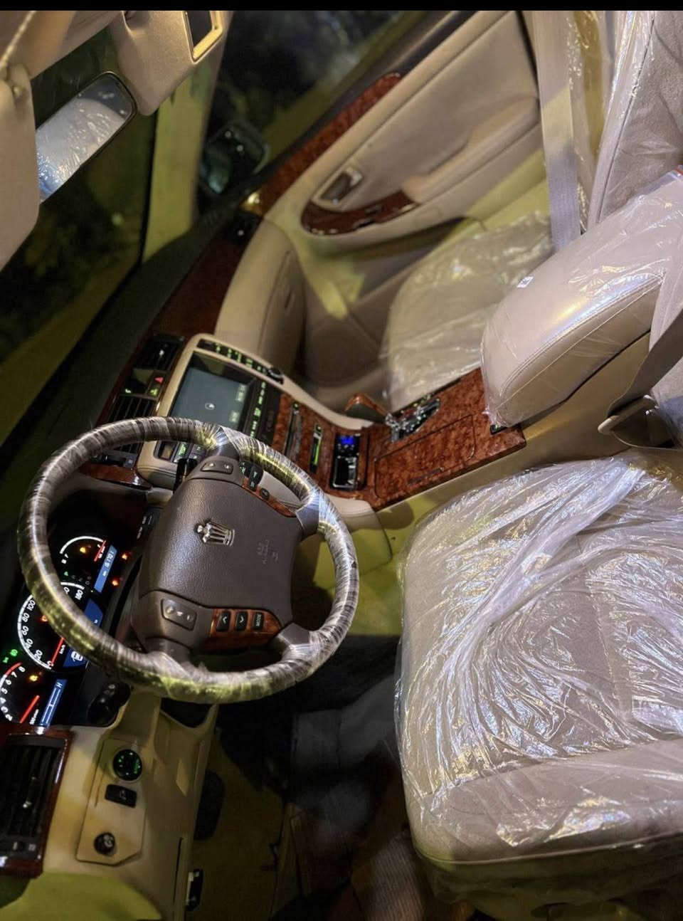 بە ناوی خوای بەخشندە
رۆیال١٨٢ قەترەی دوکەلی نیە 
2005 
پێشو پشتی کراوە بە سپۆرت 
سڵایتە 
حاسەیە
لایت ناچەی کوێر
پێشو پشتی کەپسە 
چرکەی تیا نیە 
پەردەیە
ناو زەردە 
سوکان لێگزز 
برێکی بەستراوە
کامل جوانکاری بۆ کراوە
کامل مەسرەف کراوە 
قەترەی دوکەلی نیە بە تەحەدای هەرجی وەستایە
بۆ شوختو چالو قوپ لەو سەیارەیا مەگەرێ 
تازە داخڵە 
ماڵەکە رێک پاکەتیە 
لەناو پاکەت هێناومەتە دەر 
یەک دەستە 
چوار تایەی لۆک 
سێ رۆژە رۆنی گۆردراوە 
تەقەو رەقەو دارو بەرد بەشەرت 
یانی نمونەیە نمونە 
گەر  مشتەری نی سەرمان مەهێشێنە 
نرخی 50 معامەلەکی کەم زۆریش کەم 
0750 3218601
***********
