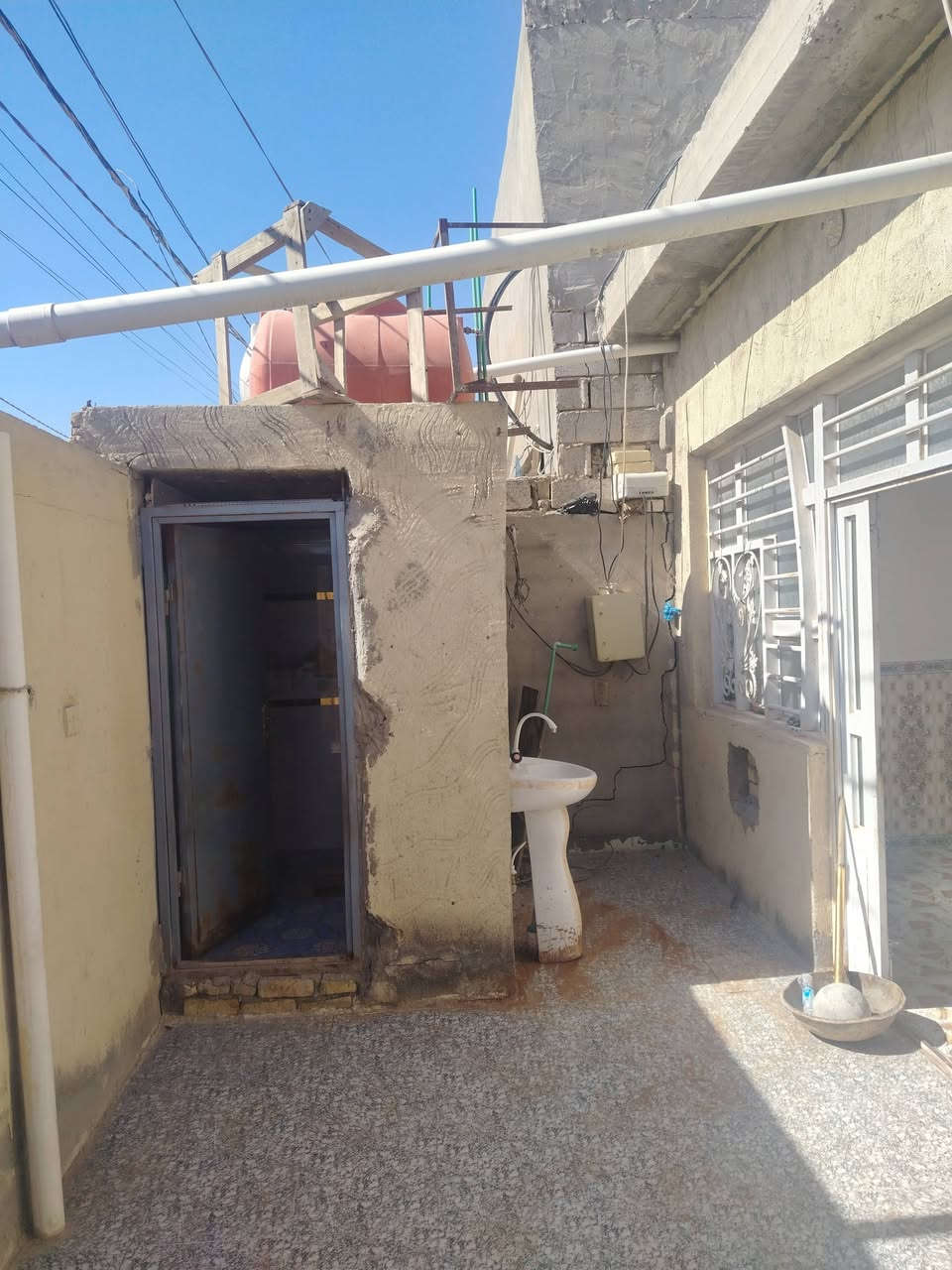 السلام عليكم بيت للبيع المساحه ١٠٠ متر البراكيه شارع المطار القديم قرب أسواق الأمير طابو زراعي البيت يحتوي على غرفه صاله مطبخ استقبال صحيات داخلي وخارجي السعر ٢٢ مليون معه المجال الاستفسار على الرقم ***********
