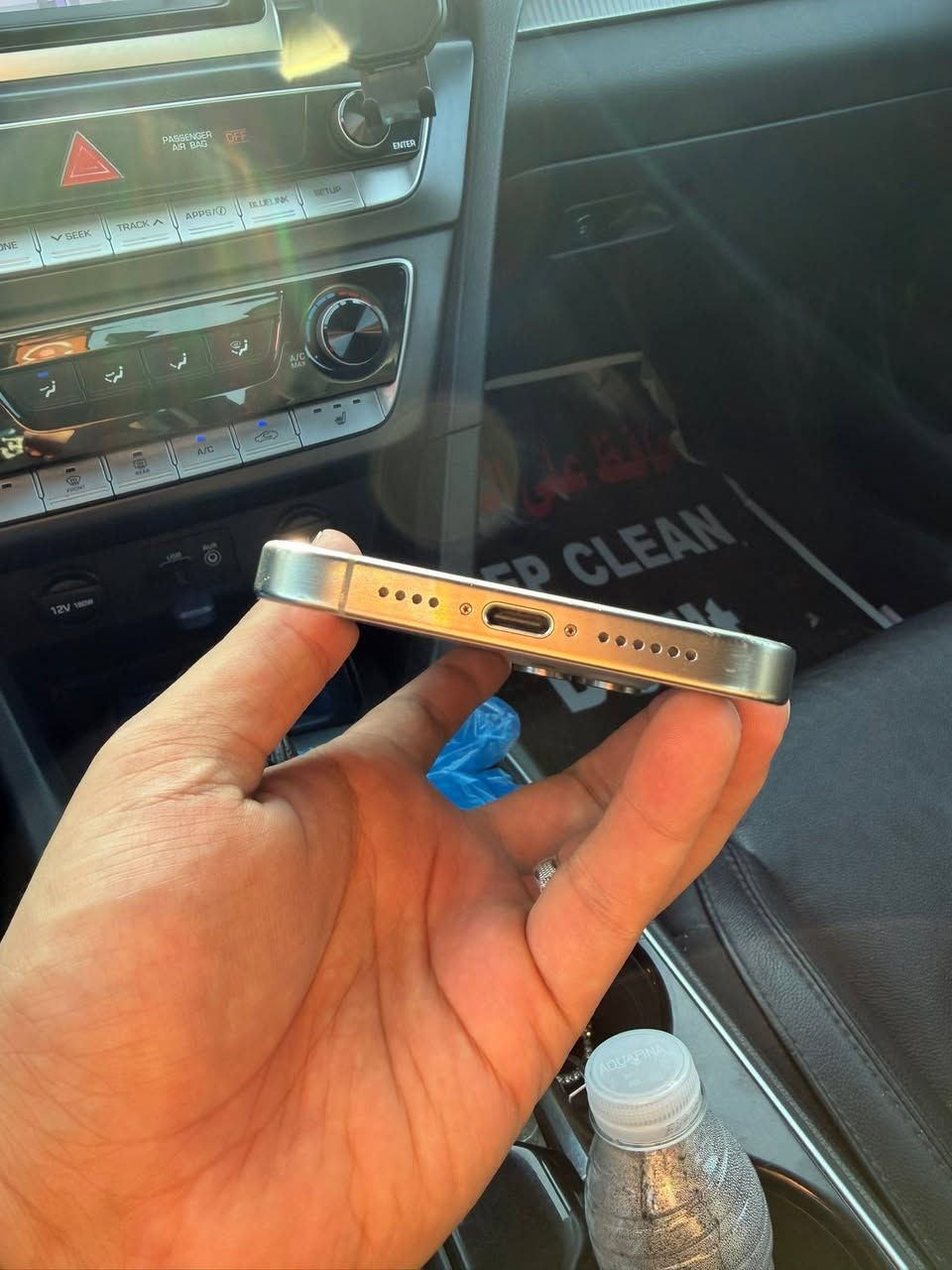 iphone 15 pro max  السعر 900 الف
ايفون 15 برو ماكس السعر 💵 900 الف IQD
- ذاركرة 256 G
- بطارية 🔋 82 حقيقي من اول مشتريته اول مانزل 
- اللون التيتانيوم 

ملاحظة :- 📝 بدون لزكة وكفر لان هو تيتانيوم كلش قوي والشاشه بيهه شخوط شويه مال استخدام مبين بالصوره  بس متبين من الشاشه مشتغله اصلا ولا تاثر ، كارتونه اصليه مالته موجودة.

دبل سيمكارت بلاد مو اي سم 
 
مكان حي العدل بغداد 
***********
